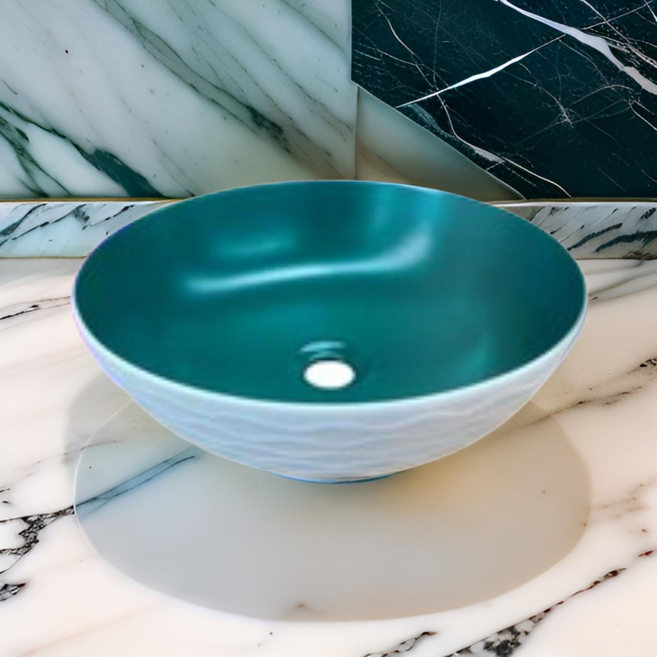 Lavabo Cerámico para Baño KAU, forma redonda color en el exterior blanco mate con textura en alto relieve y acabado rústico, esmalte verde en el interior. De sobreponer con diseño europeo ideal para todo tipo de baños. Dimensiones 400x400x135 mm