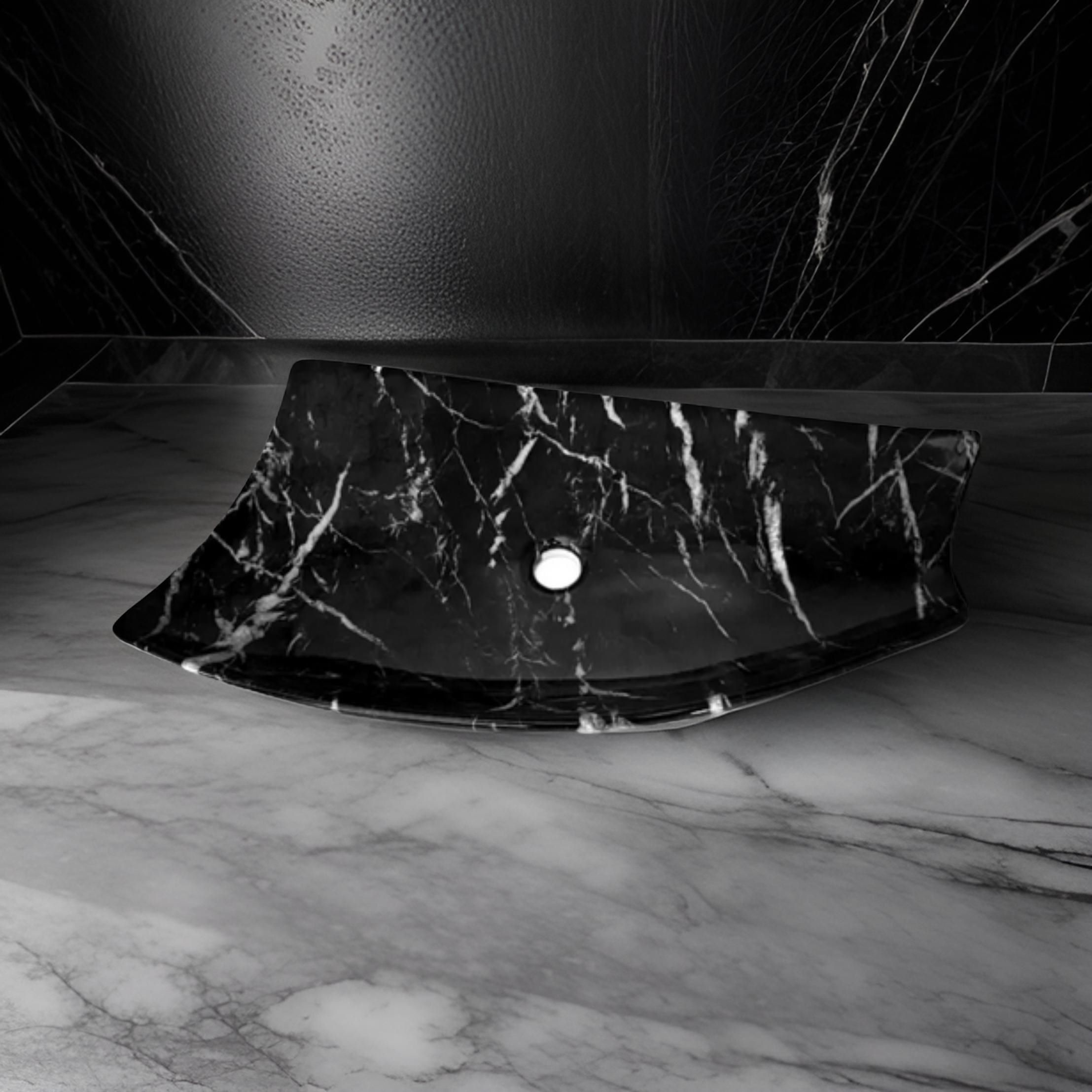 Lavabo Cerámico de Sobreponer HON, forma irregular, en color negro marquina con decorado efecto imitación mármol. De sobreponer con diseño europeo ideal para todo tipo de baños. Dimensiones 720x380x125 mm