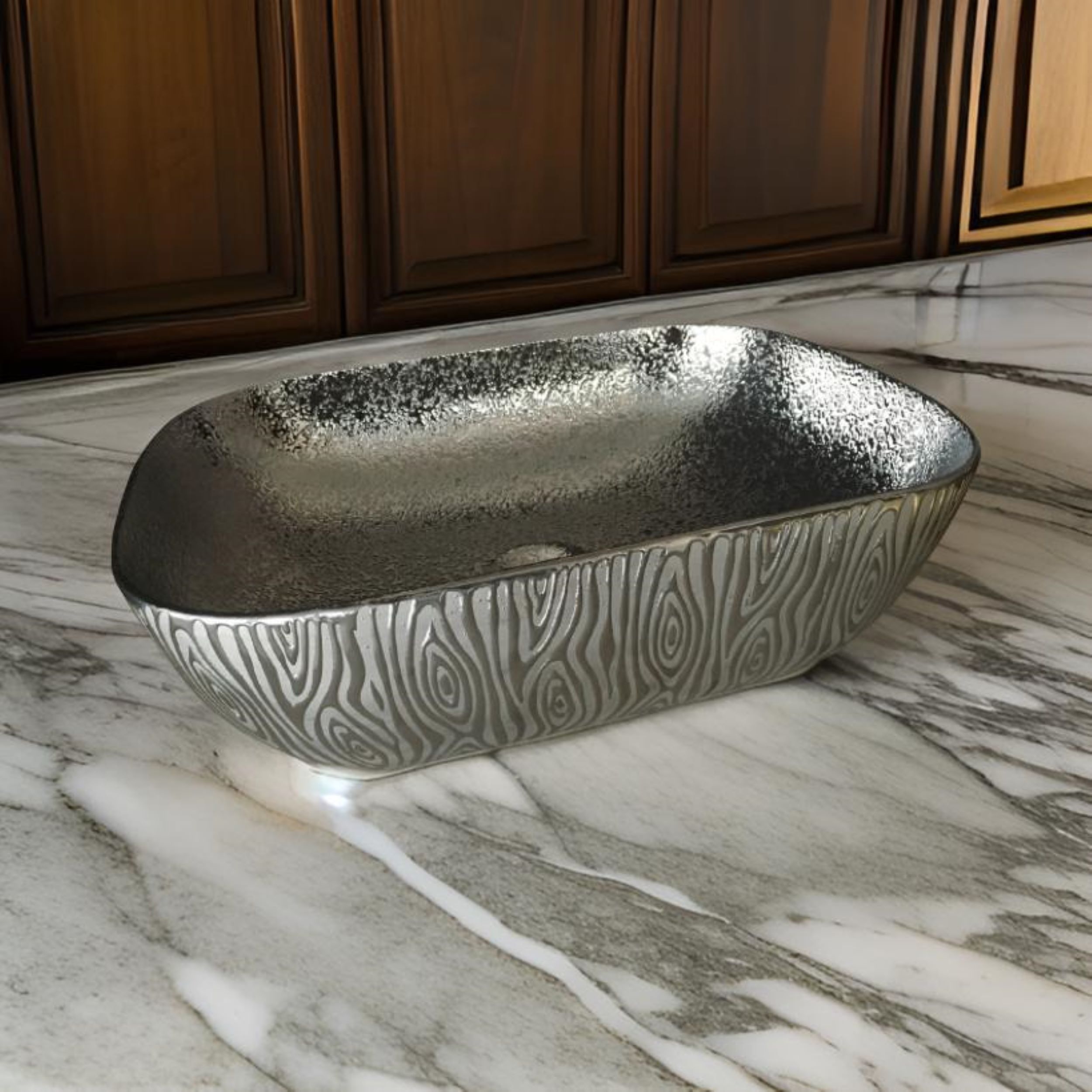 Lavabo Cerámico para Baño PALM, forma rectangular en color plata, con acabados metalizados y textura. De sobreponer, con diseño europeo ideal para todo tipo de baños.  Dimensiones 45.0 x 32.0 x 13.5 cms.