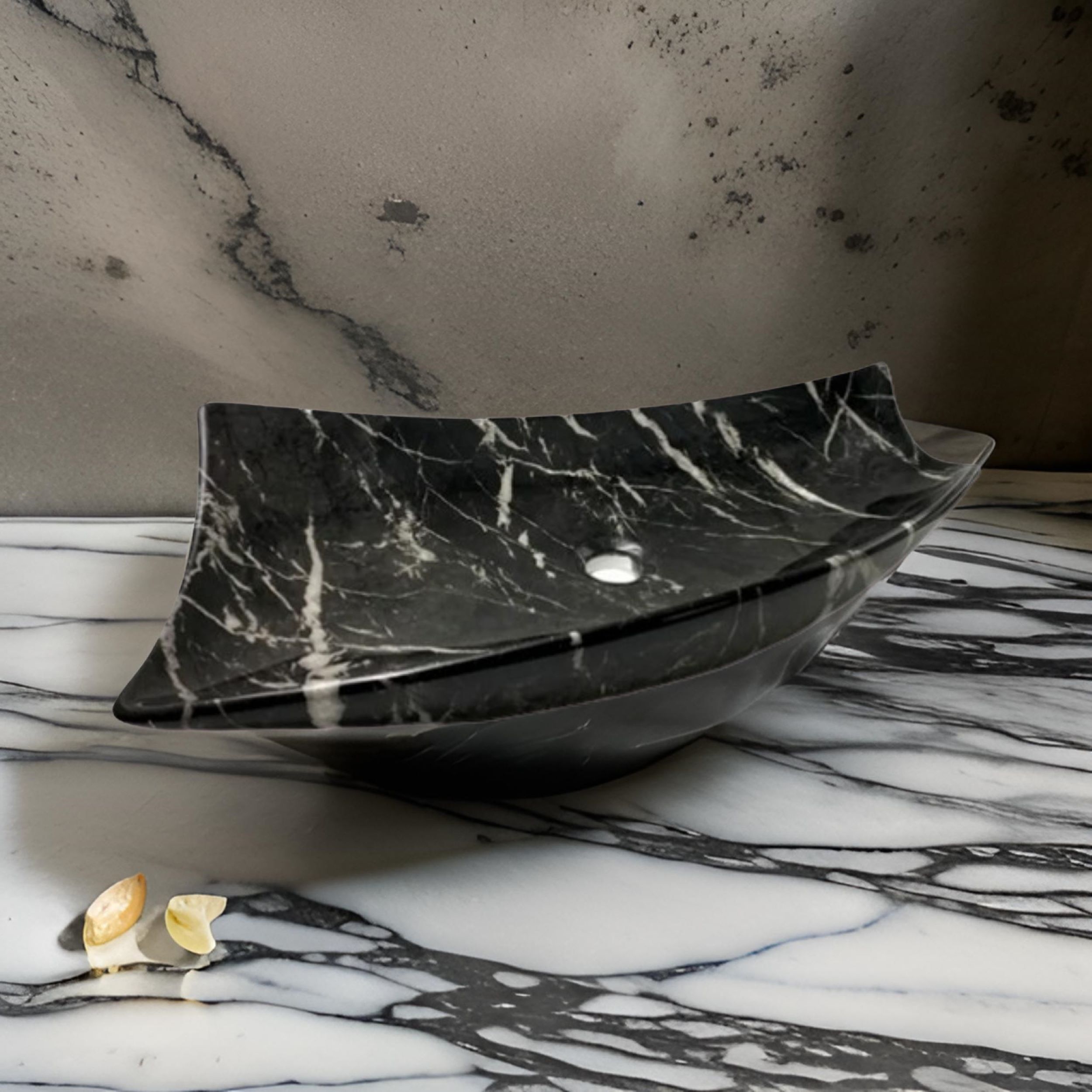 Lavabo Cerámico de Sobreponer HON, forma irregular, en color negro marquina con decorado efecto imitación mármol. De sobreponer con diseño europeo ideal para todo tipo de baños. Dimensiones 720x380x125 mm