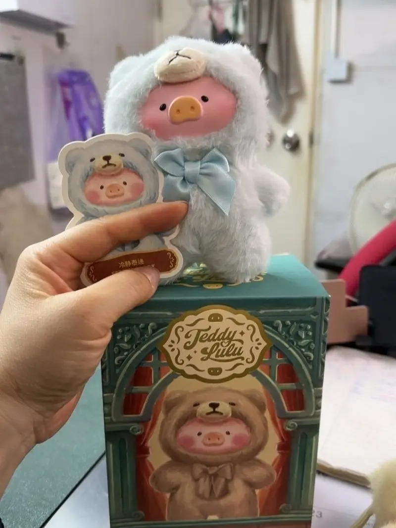 Teddy Lulu The Pig, Caja Misteriosa, Muñeco de Vinilo de Peluche Figura de Anime Cerdito Cosplay Teddy Colgante Esponjoso