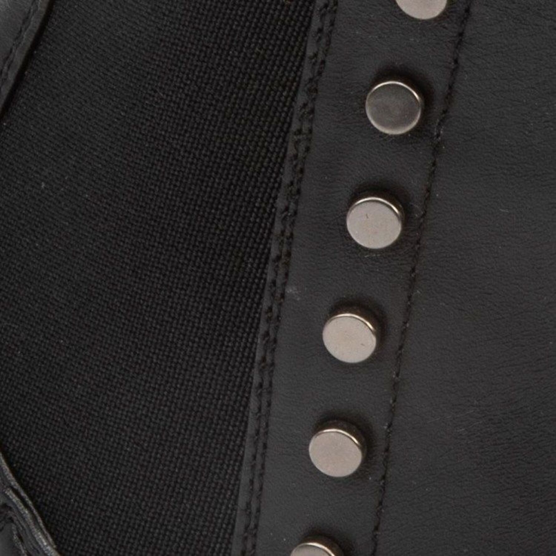 Botas para mujer, tipo Chelsea, con estoperoles y acabado napa, color negro, marca Tierra Bendita, mod. 1141423