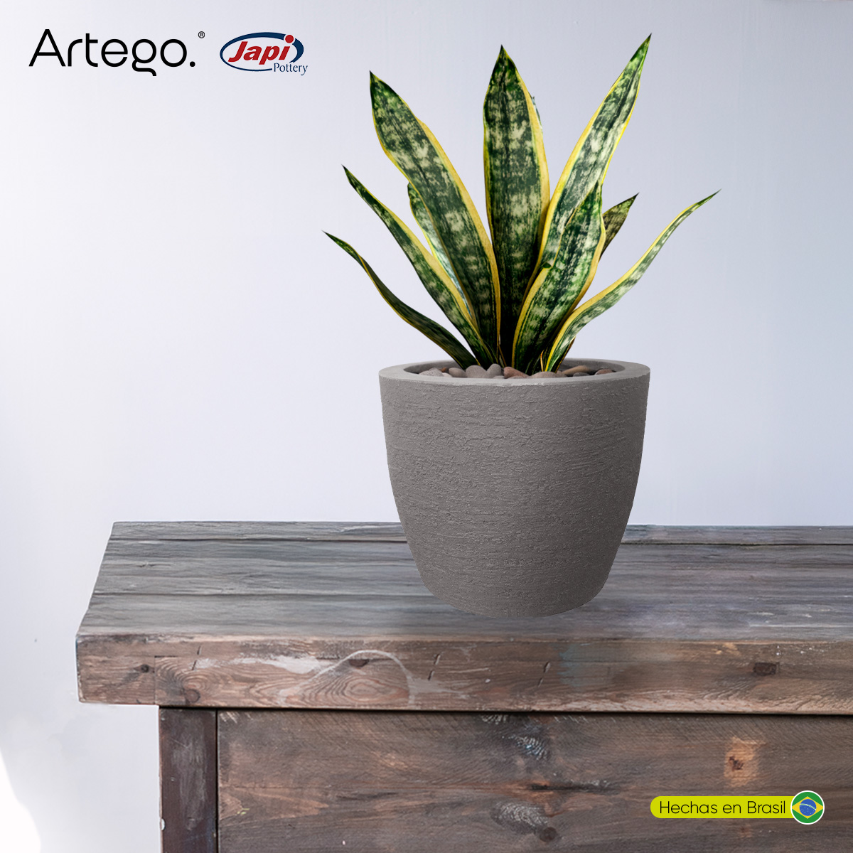 Maceta moderna para exteriores compacta de 20 cm de alto POLVO Gris stone de Polietileno ultra ligera Artego Japi Hecho en Brasil