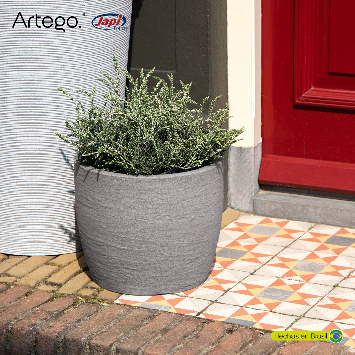 Maceta moderna para exteriores compacta de 20 cm de alto POLVO Gris stone de Polietileno ultra ligera Artego Japi Hecho en Brasil