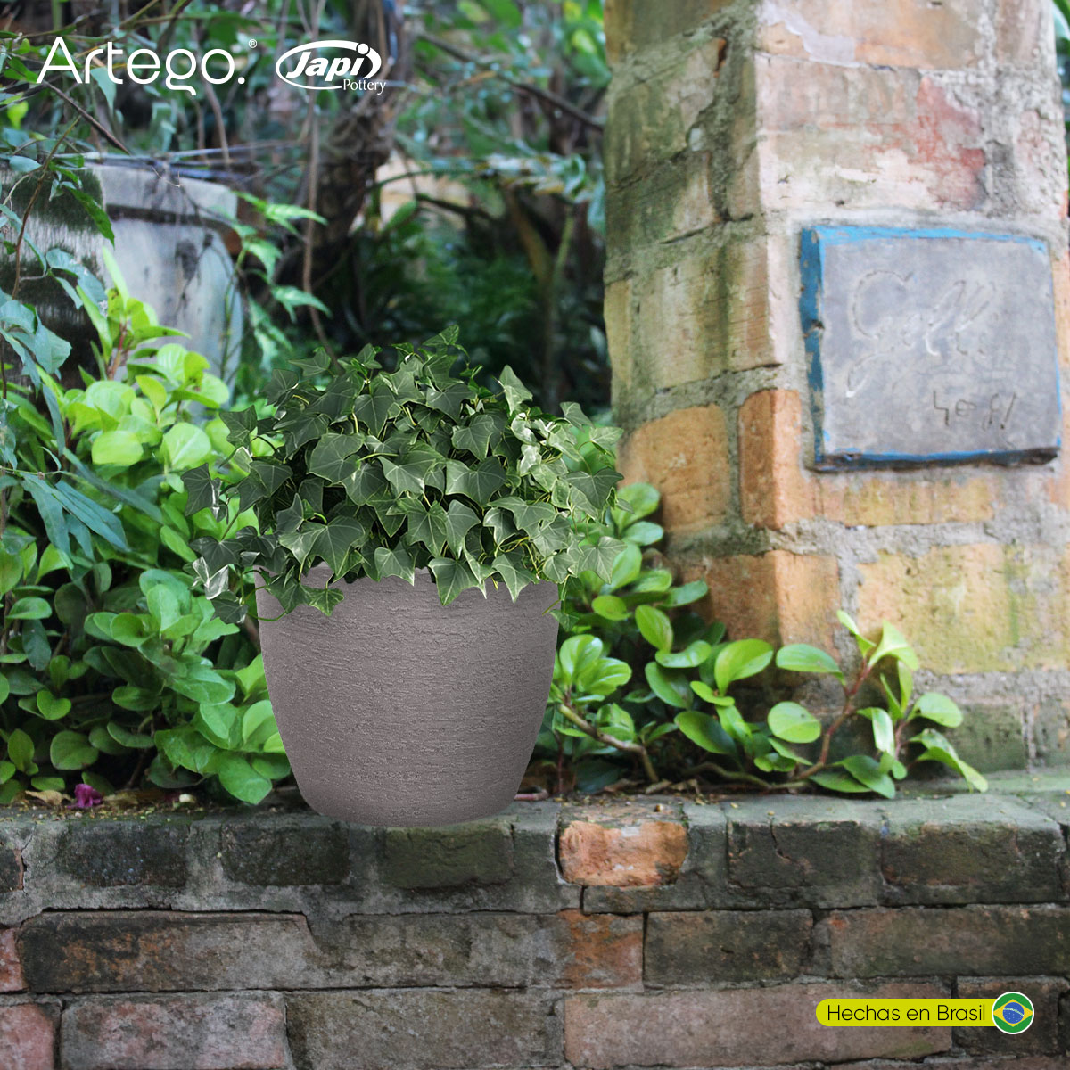 Maceta moderna para exteriores compacta de 20 cm de alto POLVO Gris stone de Polietileno ultra ligera Artego Japi Hecho en Brasil