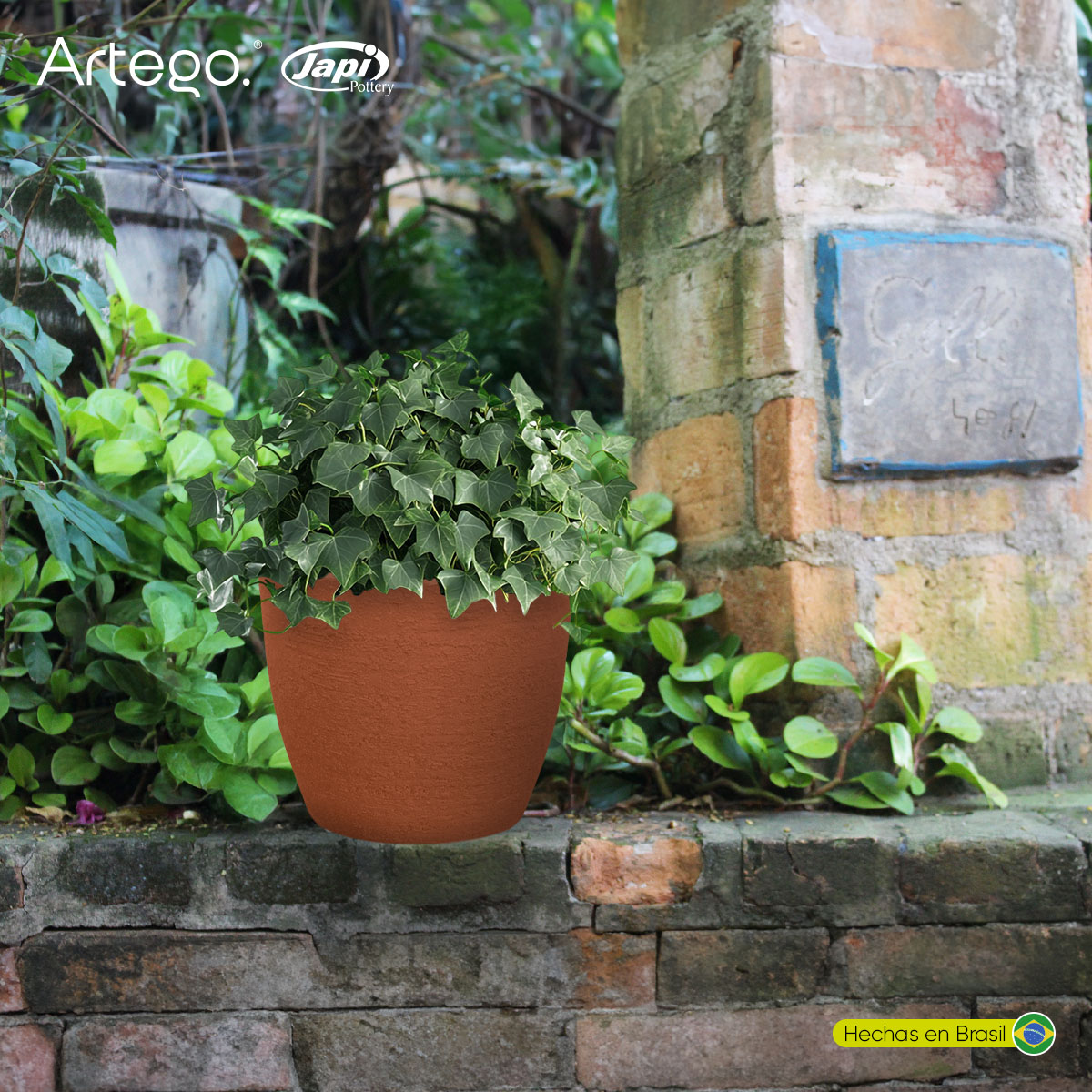 Maceta moderna para exteriores compacta de 20 cm de alto COTA terracota de Polietileno ultra ligera Artego Japi Hecho en Brasil
