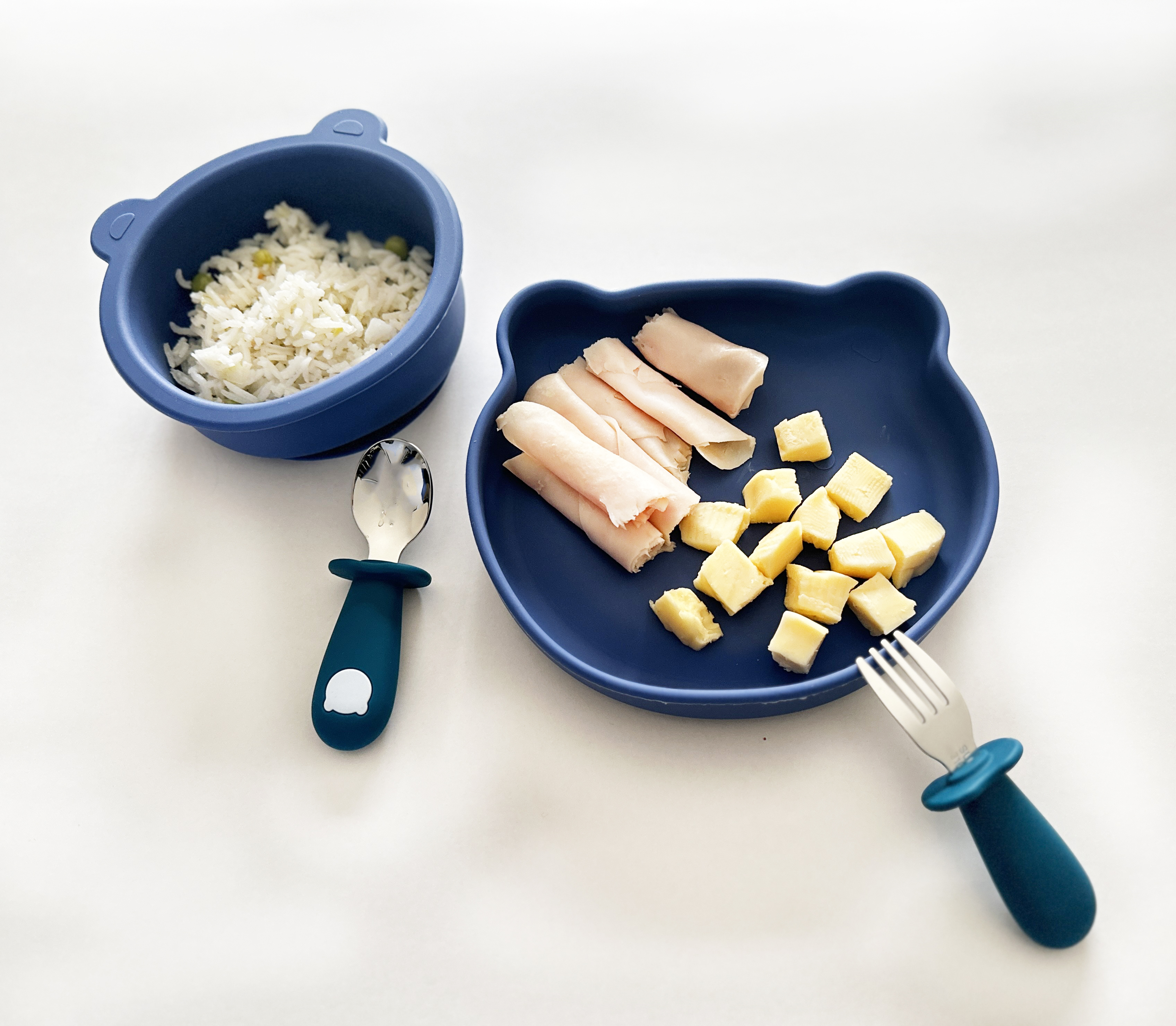 2 Platos para Bebé con Cubiertos y 3 Baberos 
