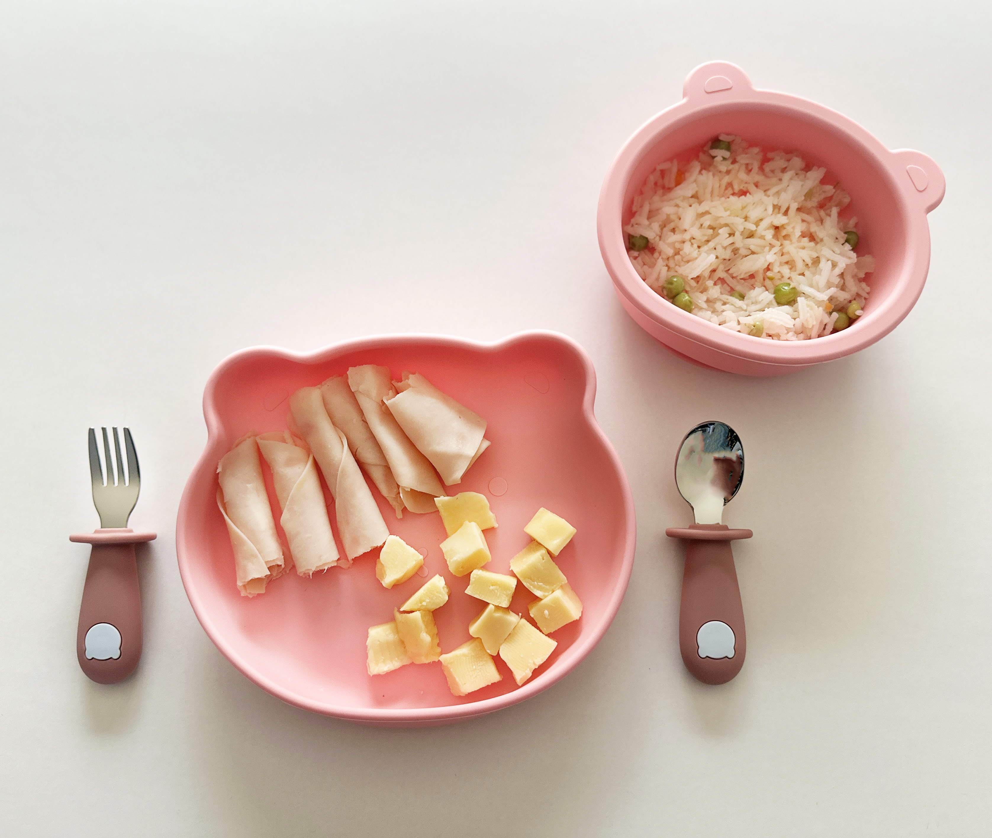 2 Platos para Bebé en Silicona con Cubiertos en Acero Inoxidable color rosa y 3 Baberos