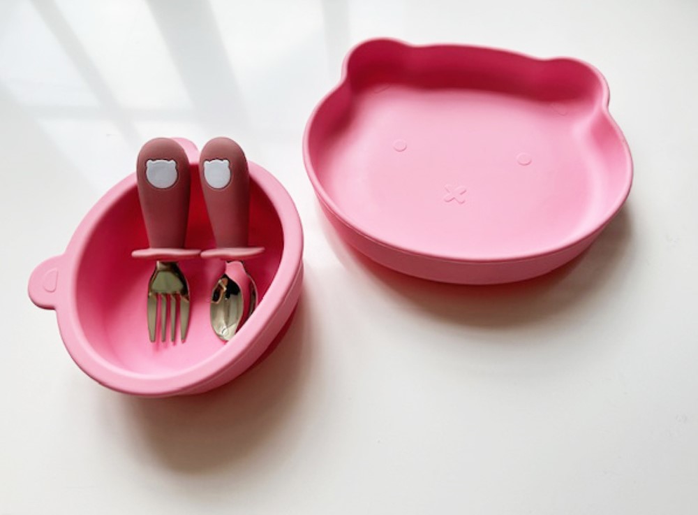 2 Platos para Bebé en Silicona con Cubiertos en Acero Inoxidable color rosa y 3 Baberos