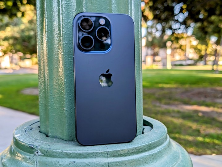 Apple iPhone 15 Pro Max 256 GB Azul Titanio Reacondicionado Grado A Excelente