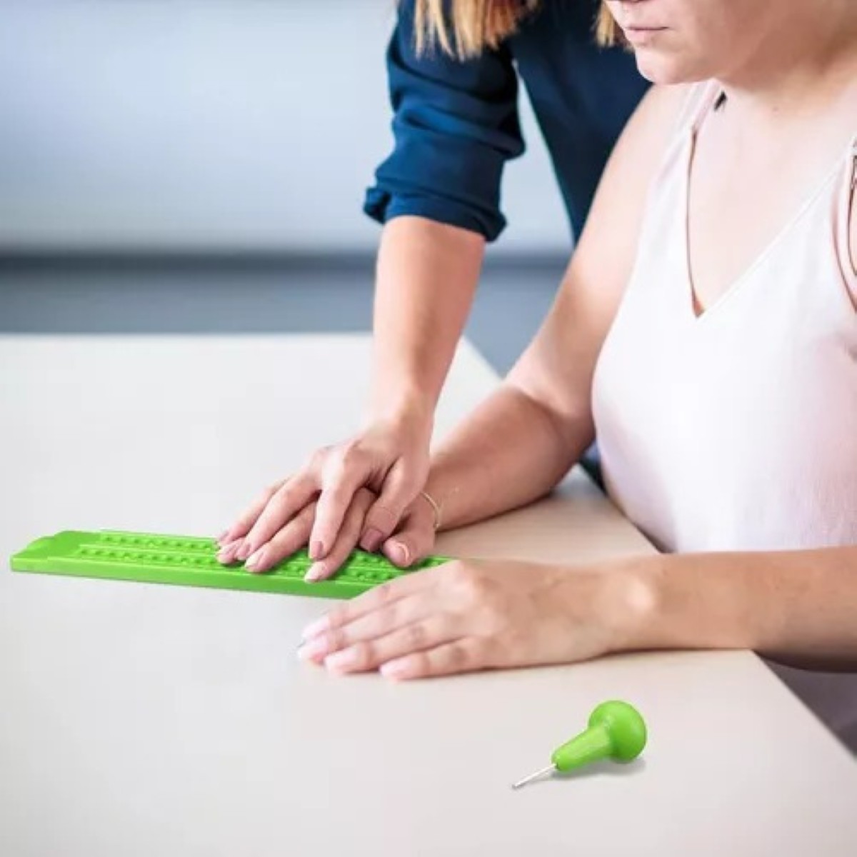 Regletas Escritura En Braille Incluye Punzón Trae Dos Bolígr verde