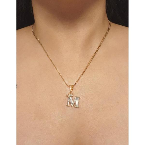 Cadena y dije de brillos con corona de oro laminado letra "M"