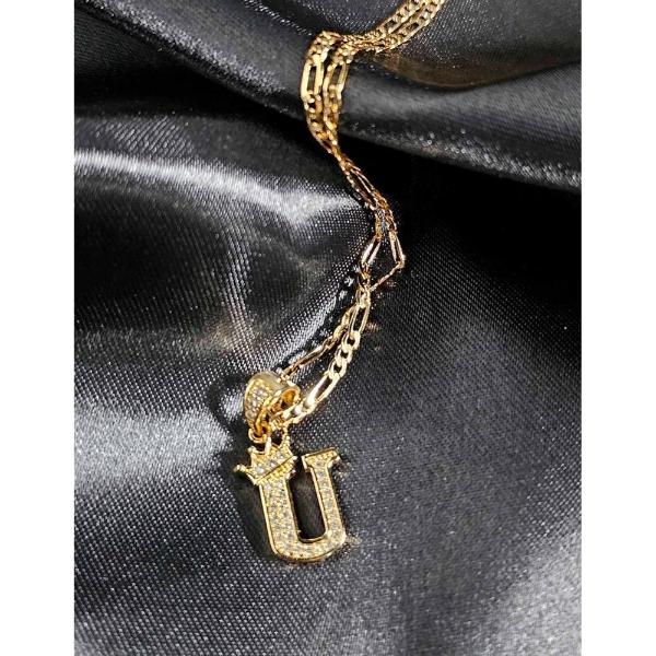 Cadena y dije de brillos con corona de oro laminado letra "U"