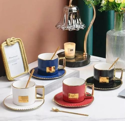 Set de 4 pzas Taza Caminia. Taza de cerámica  de 260 ml con detalles dorados en asa y placa metálica. Color Negra