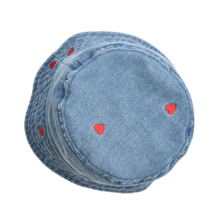 Sombrero Bucket Ajustable Apariencia  Mezclilla Detalle de Corazones Bordados 