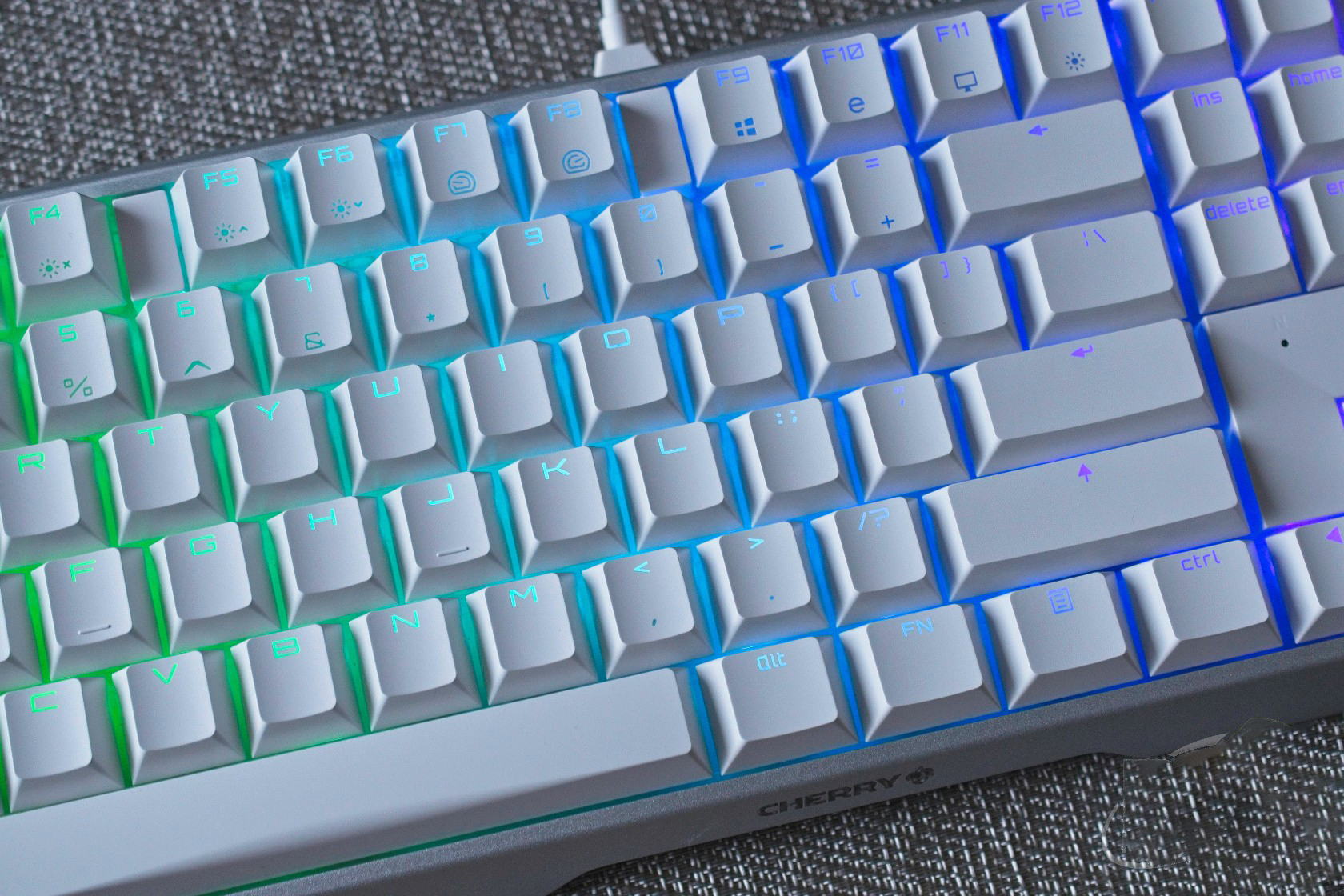 Teclado Mecanico Gamer RGB Cherry MX 3.0S alámbrico Compacto Blanco con interruptores (switchs) Azules, 109 Teclas doble inyeccion (Reacondicionado)
