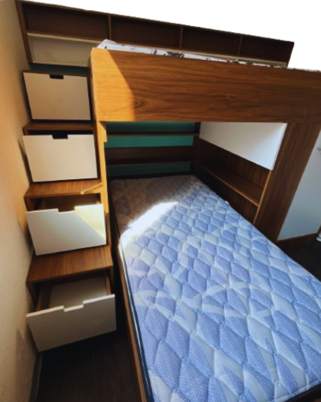 Litera funcional con cama deslizante y almacenamiento