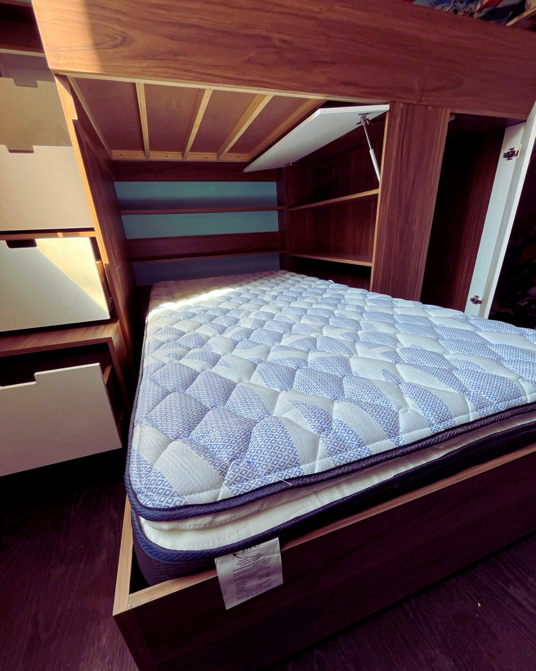 Litera funcional con cama deslizante y almacenamiento