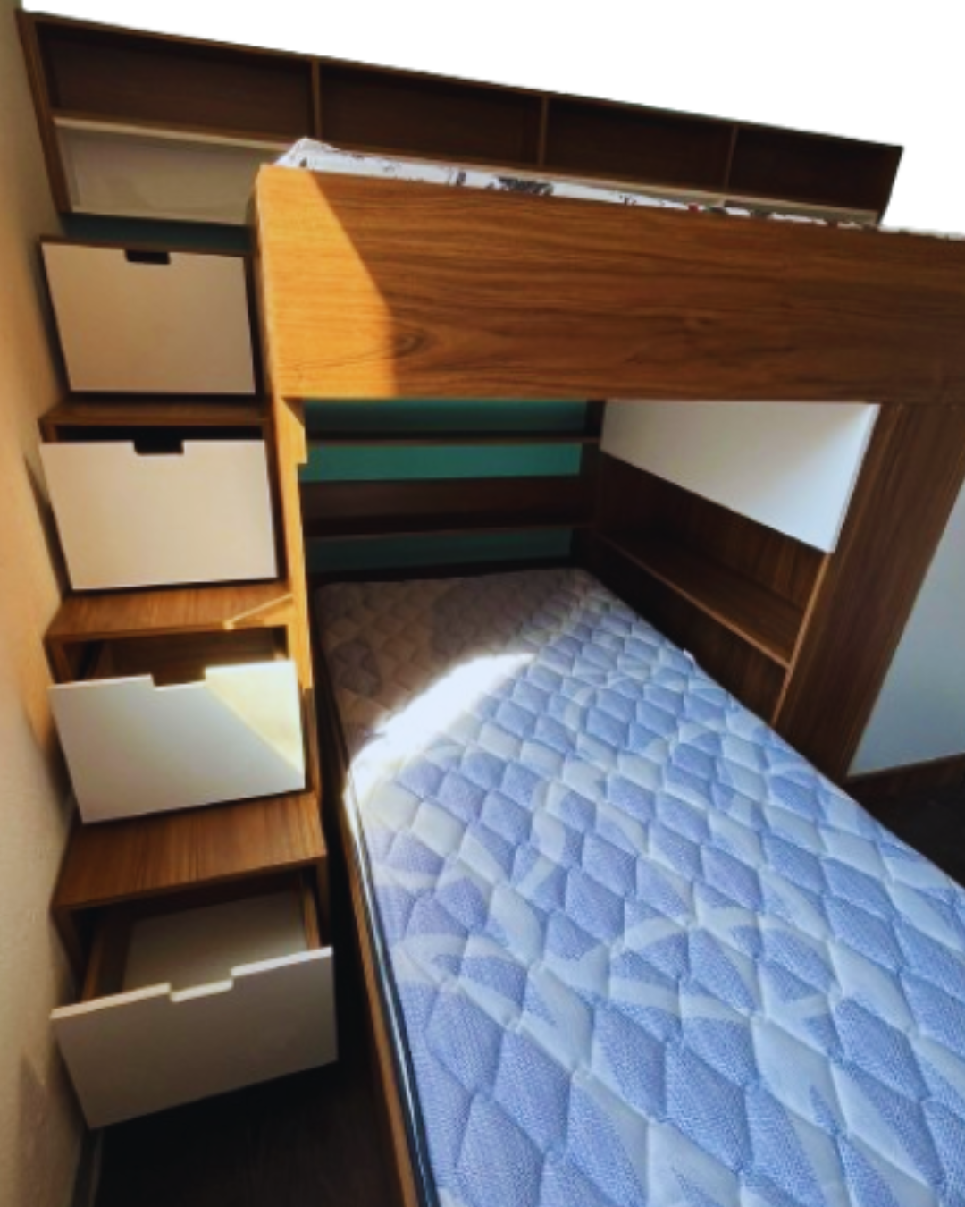 Litera funcional con cama deslizante y almacenamiento