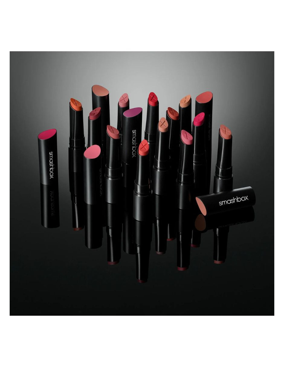 Lápiz labial Caliente Smashbox cremoso con acabado mate color rojo