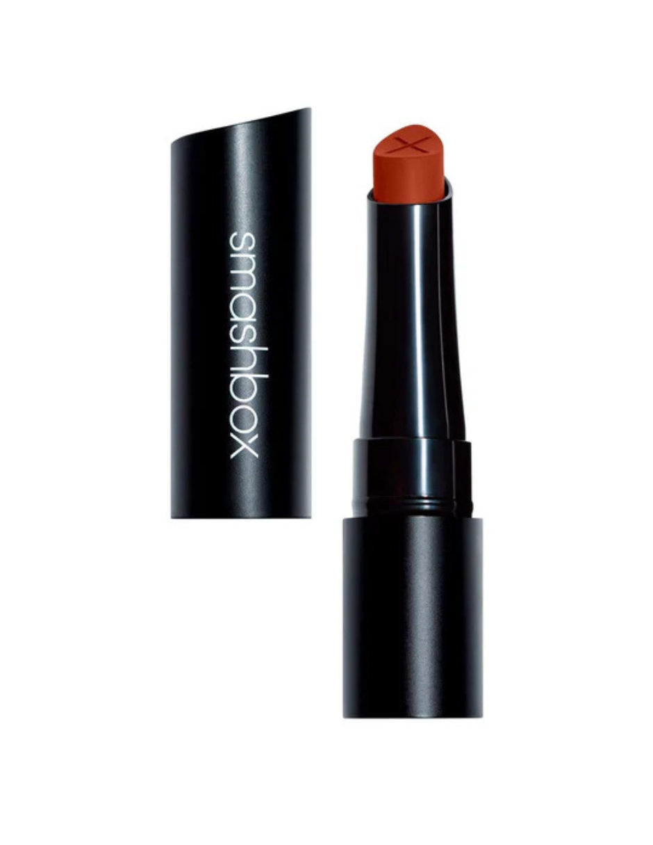Lápiz labial Caliente Smashbox cremoso con acabado mate color rojo
