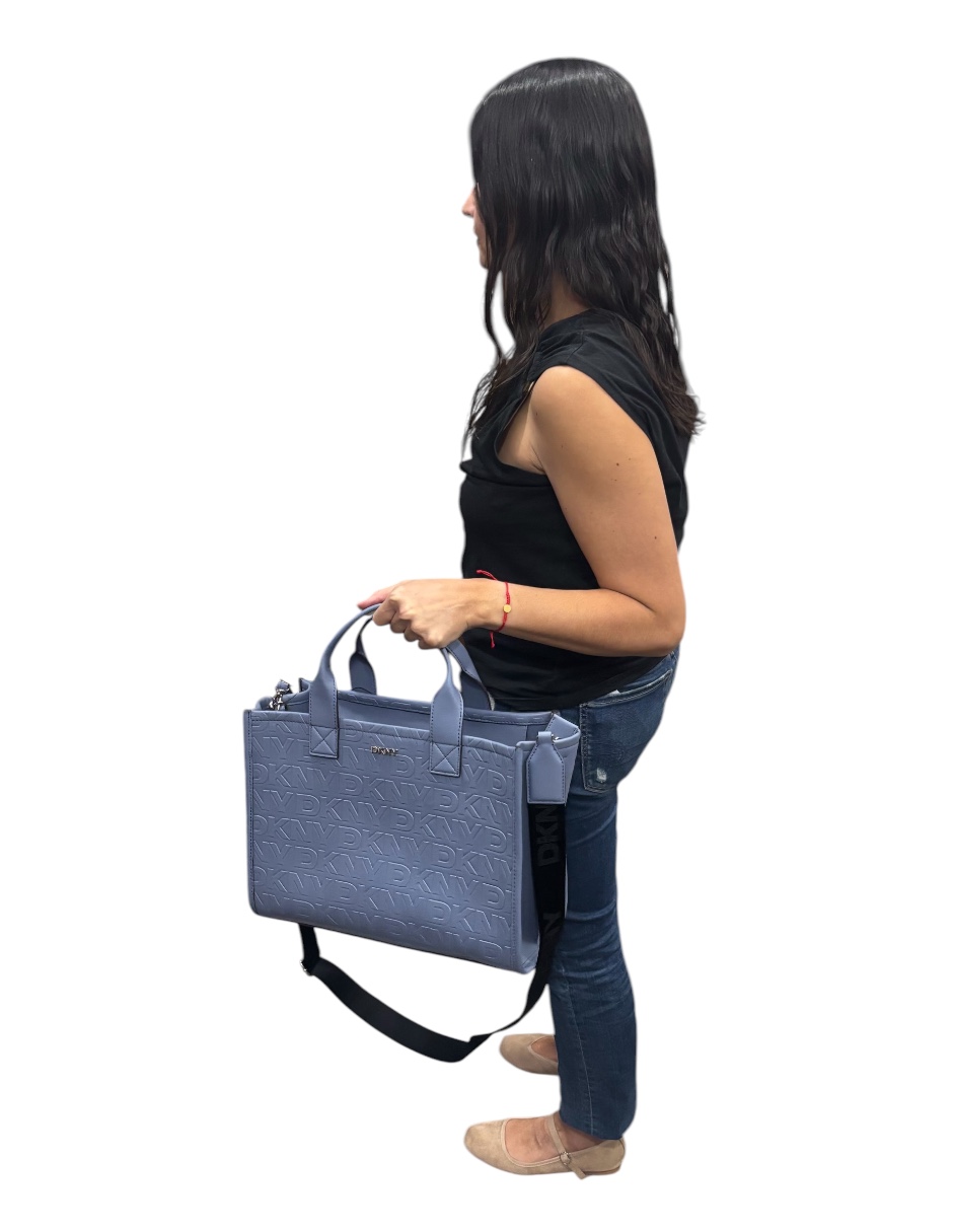 Bolsa Tote DKNY color morado con letras del logo en relieve