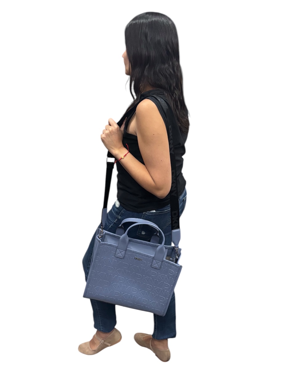 Bolsa Tote DKNY color morado con letras del logo en relieve