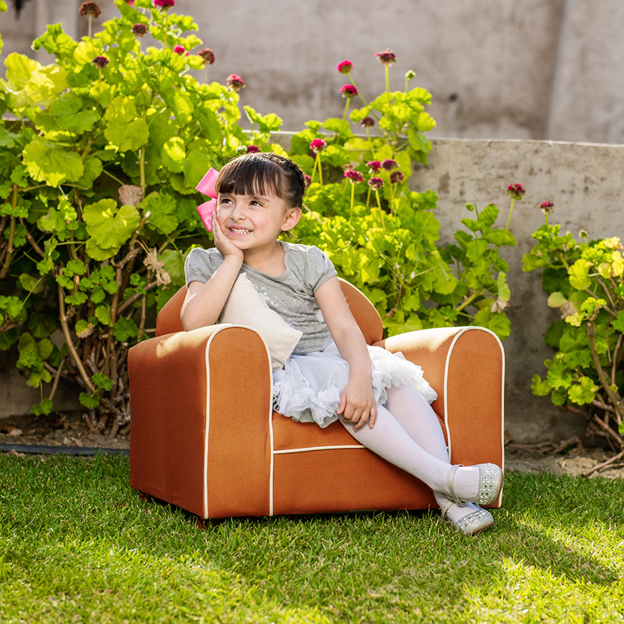 Sofá infantil Keet sweet patato tapizado artesanal en algodón orgánico: Estructura y base de madera sólida, ergonómico, suave al tacto, ideal para sala de star, terraza o jardín. 