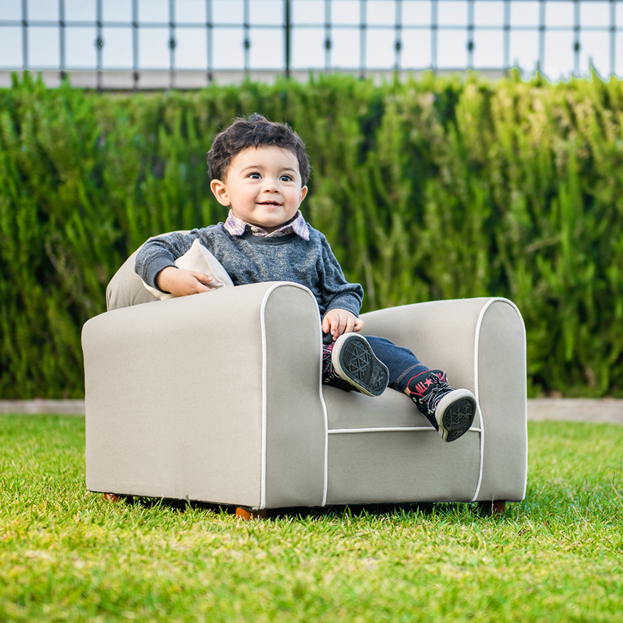 Sofá infantil realístico Keet en algodón orgánico grey ambiente saludable: Estructura y base de madera sólida, ergonómico y suave al tacto