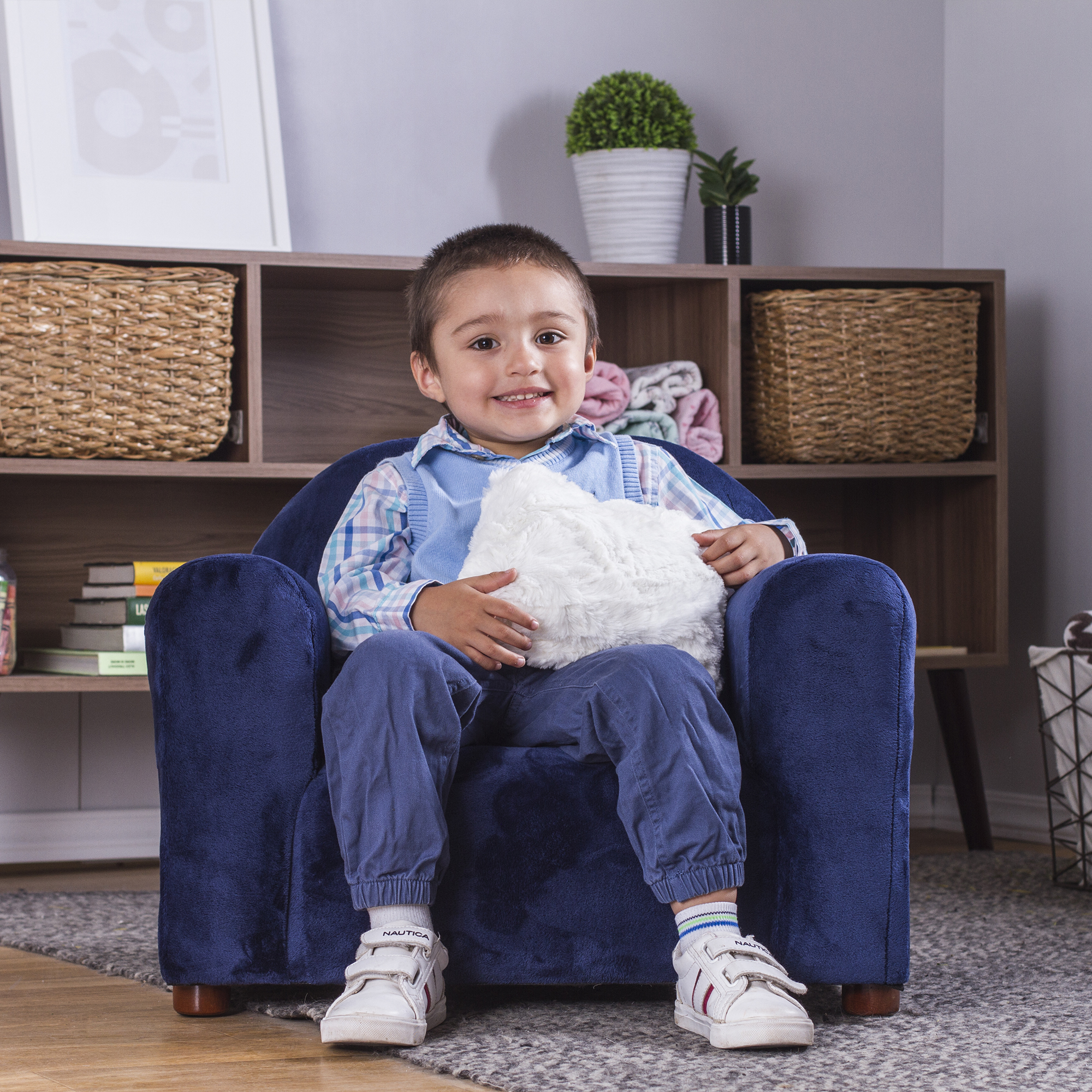 Sofá infantil Keet; Mueble realístico individual con estructura y base de madera sólida, ergonómico y suave al tacto. Incluye almohada de decoración soft plush
