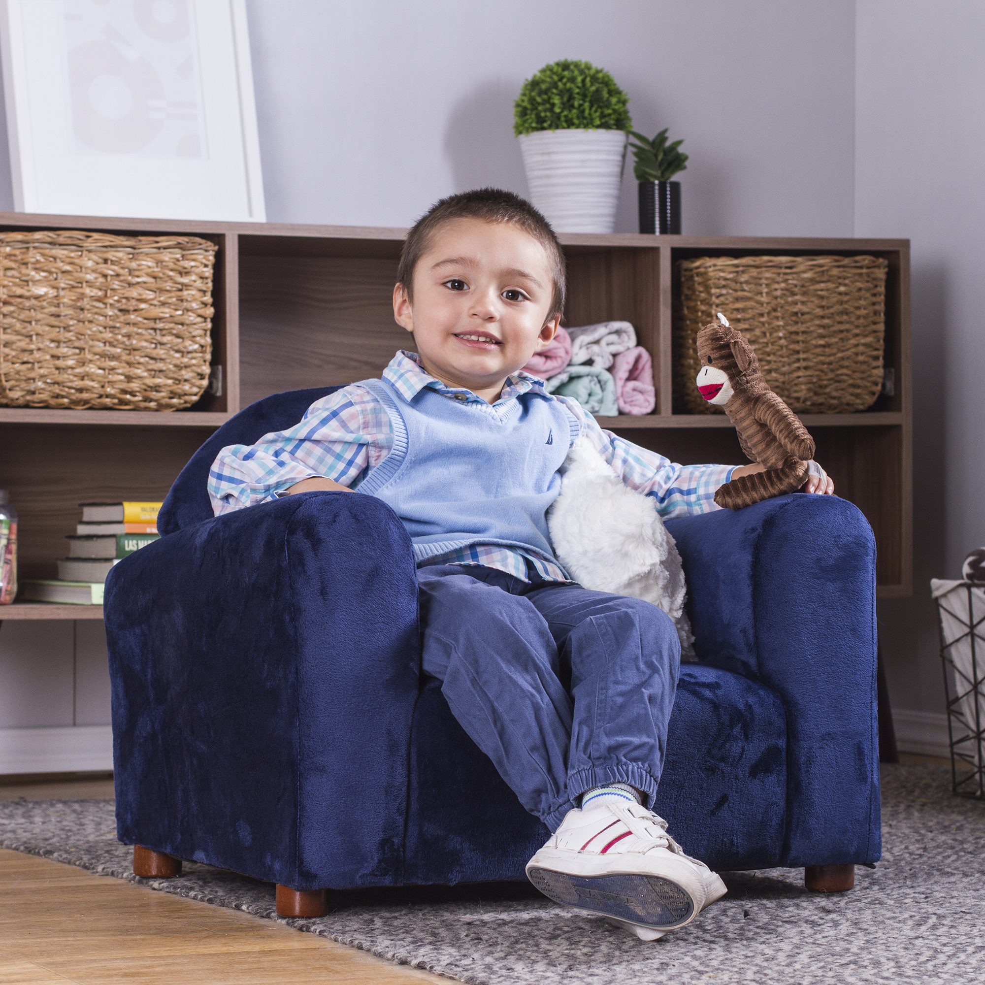 Sofá infantil Keet; Mueble realístico individual con estructura y base de madera sólida, ergonómico y suave al tacto. Incluye almohada de decoración soft plush