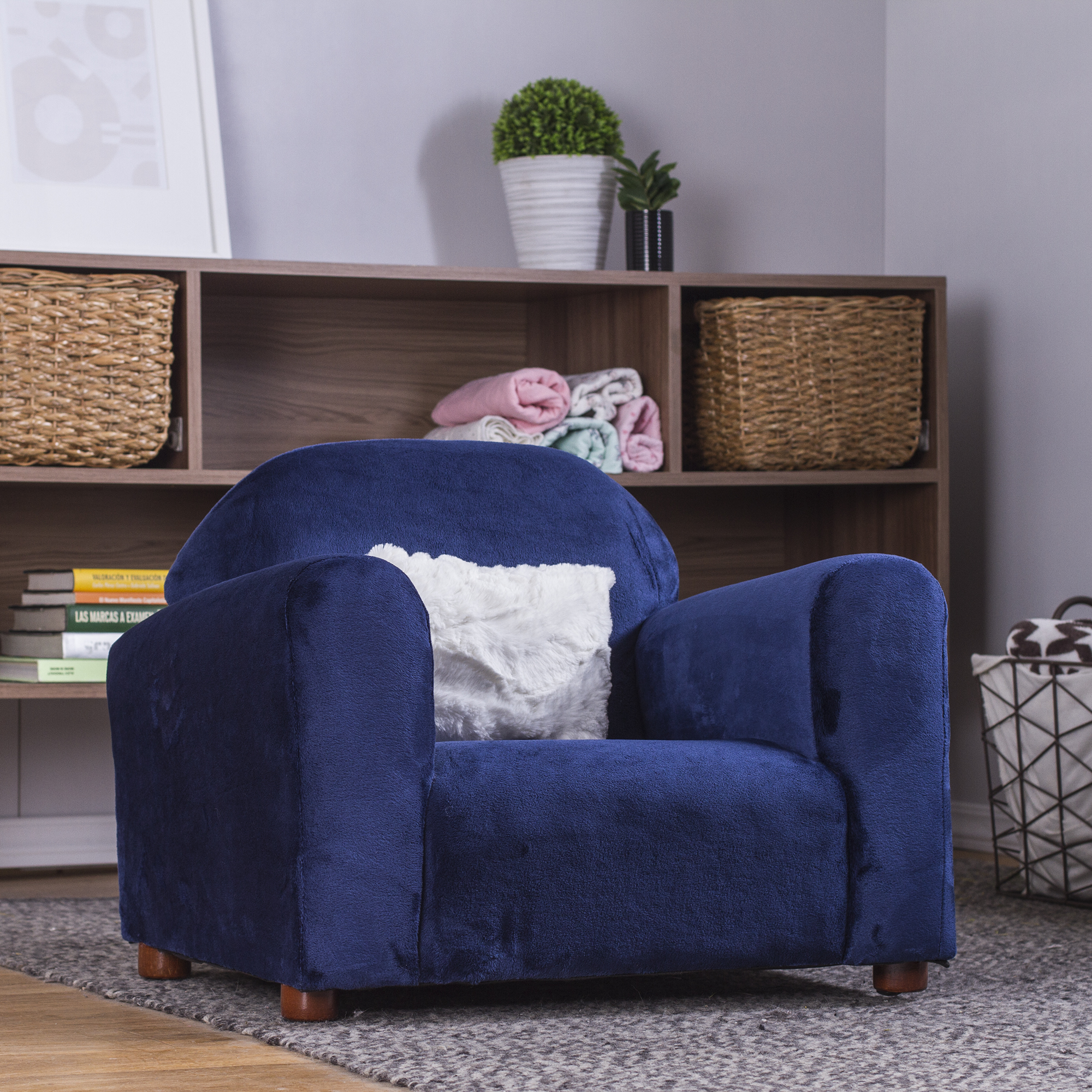Sofá infantil Keet; Mueble realístico individual con estructura y base de madera sólida, ergonómico y suave al tacto. Incluye almohada de decoración soft plush