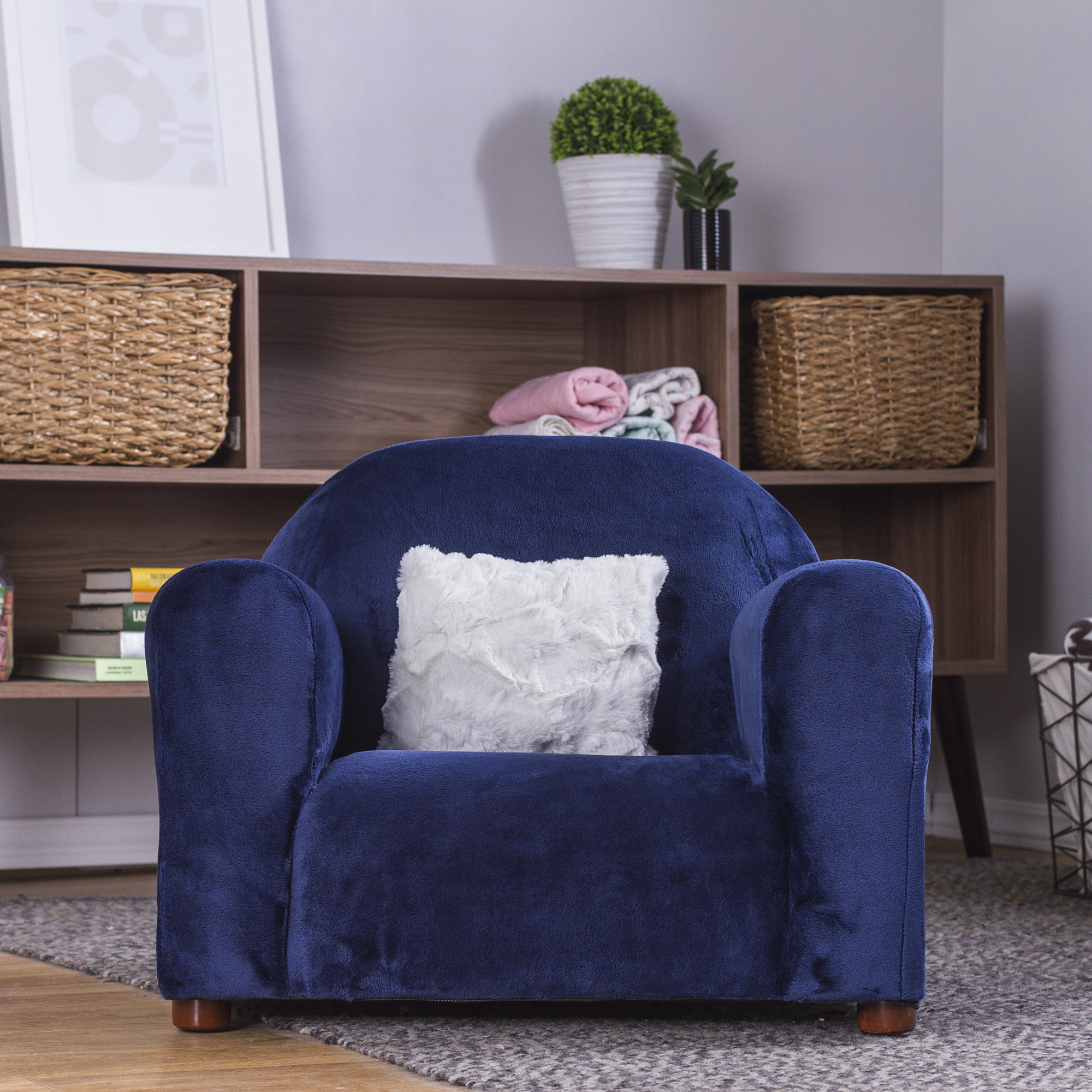 Sofá infantil Keet; Mueble realístico individual con estructura y base de madera sólida, ergonómico y suave al tacto. Incluye almohada de decoración soft plush