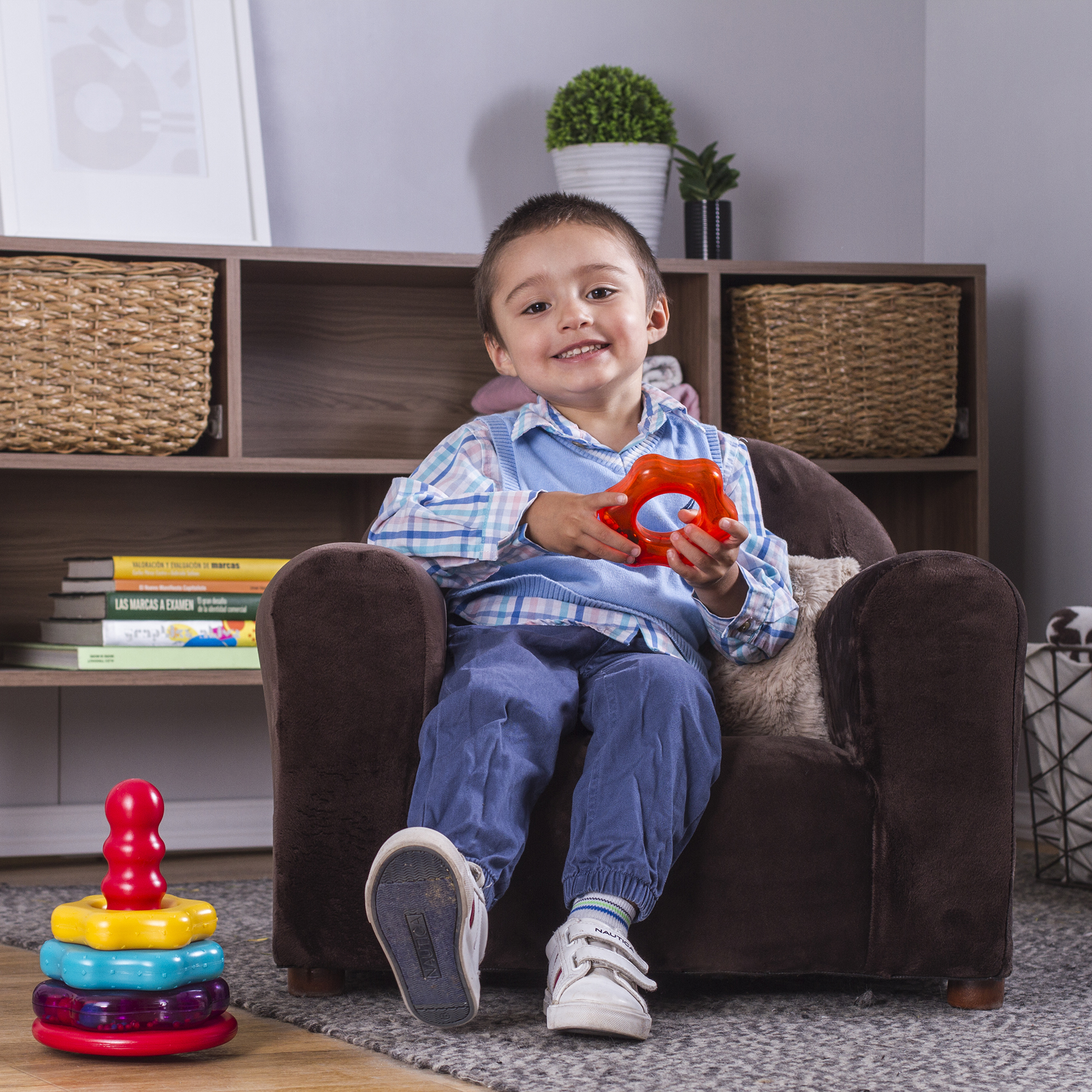 Sofá infantil trasportable Cozy Keet: Estructura y base de madera sólida, ergonómico, suave al tacto, con accesorio incluido para brindar un extra de confort
