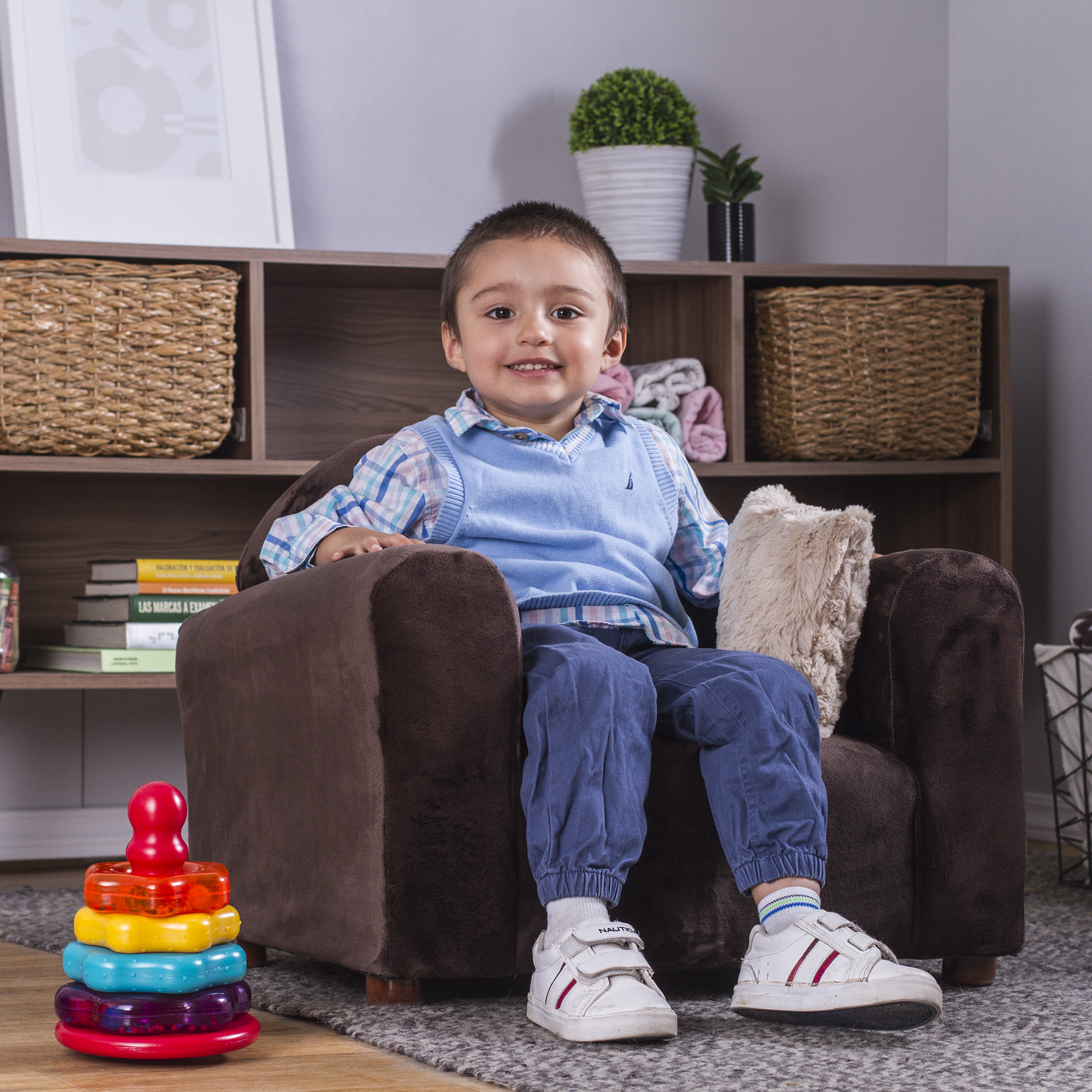 Sofá infantil trasportable Cozy Keet: Estructura y base de madera sólida, ergonómico, suave al tacto, con accesorio incluido para brindar un extra de confort