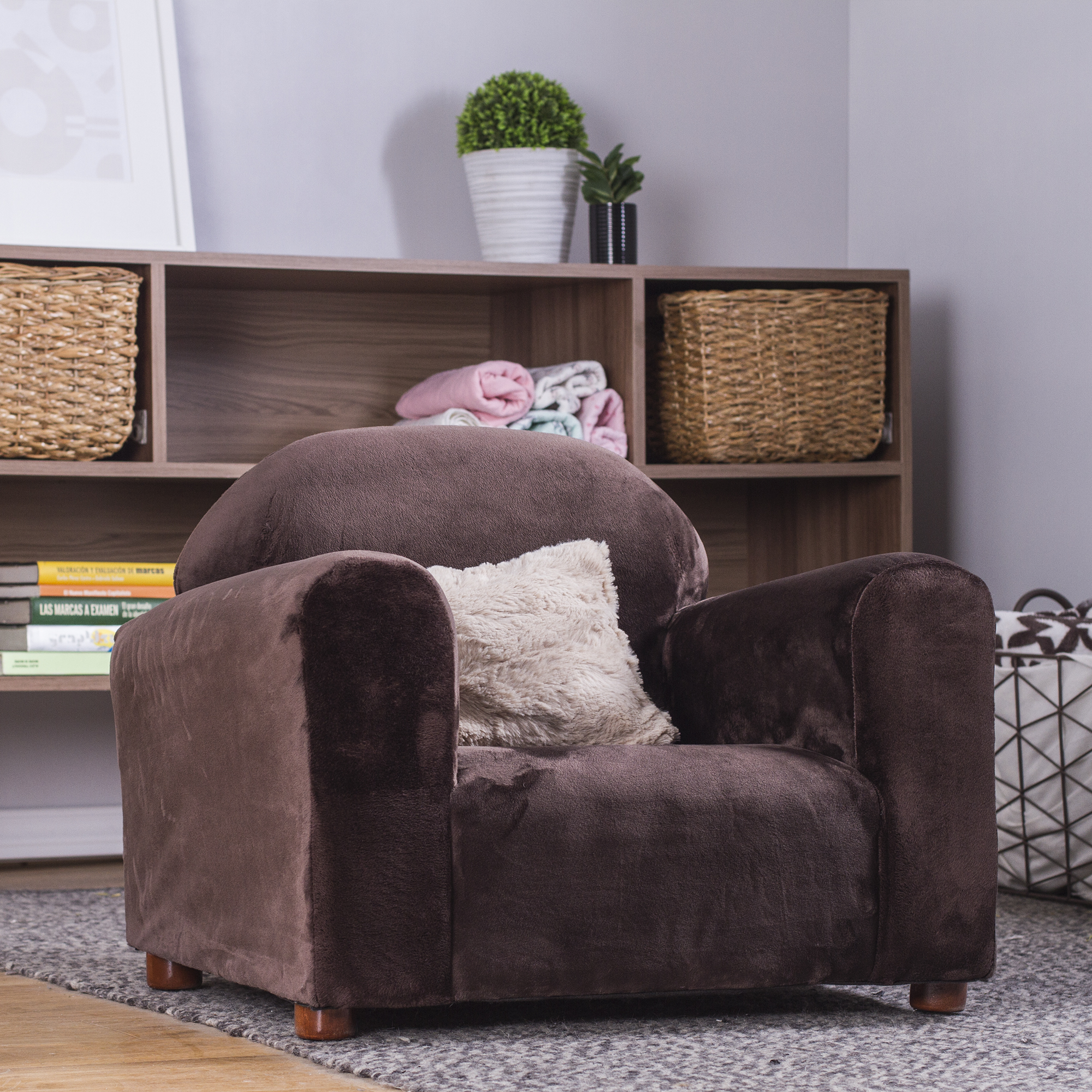 Sofá infantil trasportable Cozy Keet: Estructura y base de madera sólida, ergonómico, suave al tacto, con accesorio incluido para brindar un extra de confort
