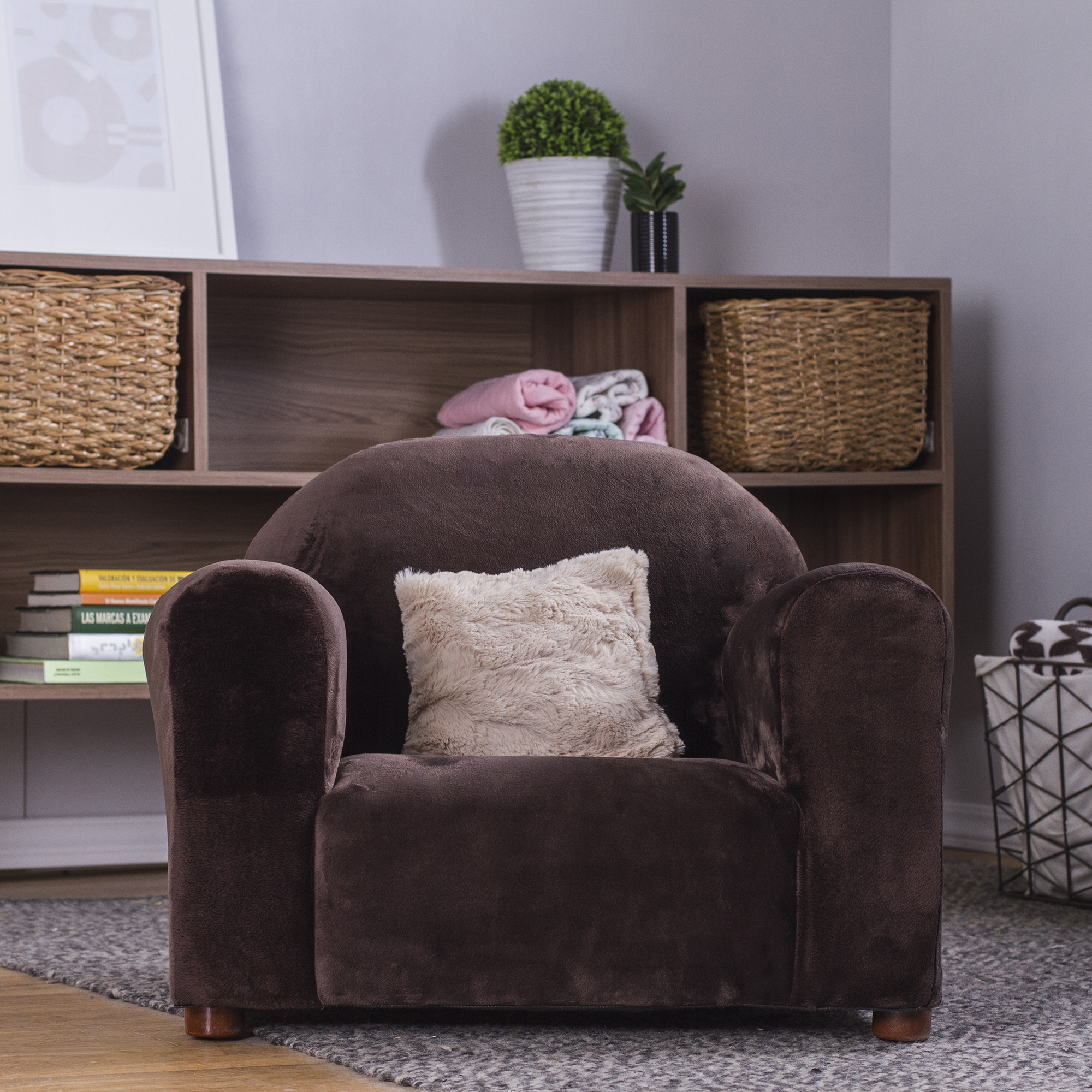 Sofá infantil trasportable Cozy Keet: Estructura y base de madera sólida, ergonómico, suave al tacto, con accesorio incluido para brindar un extra de confort