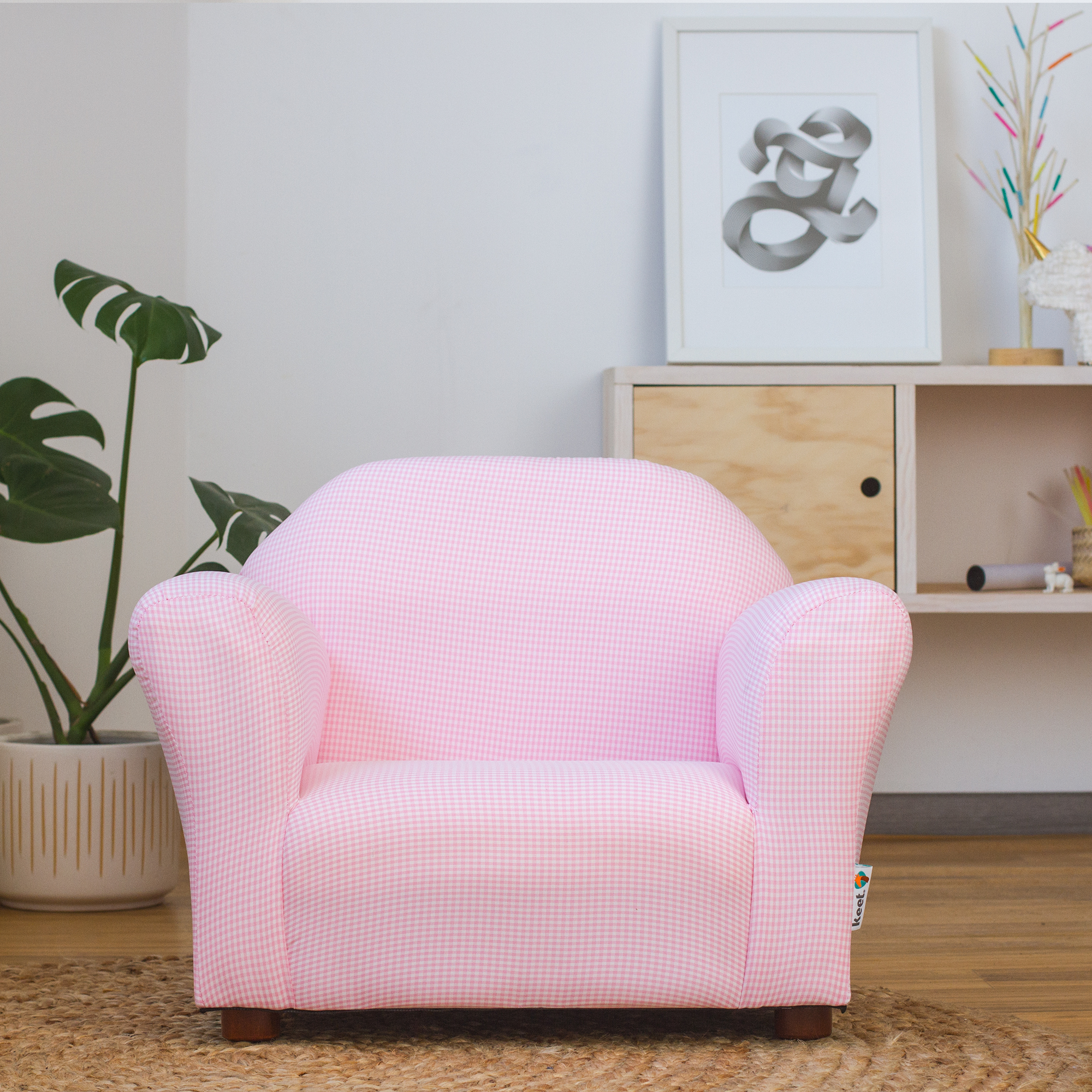 Sofá original de la marca Keet: Chair Pink Ghingham suave al tacto, con un tapizado artesanal en un encanto de cuadros vicky pink. Ideal para dormitorio o sala de star