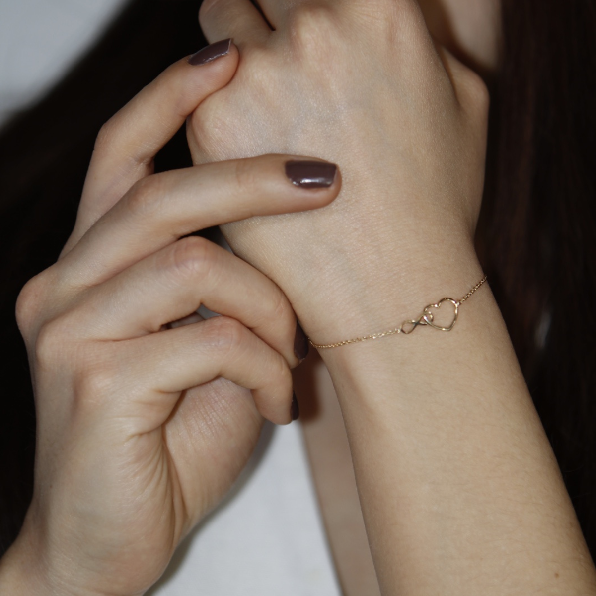 Pulsera corazón infinito de oro 10k de mujer. Incluye certificado y caja de regalo de la joyería.