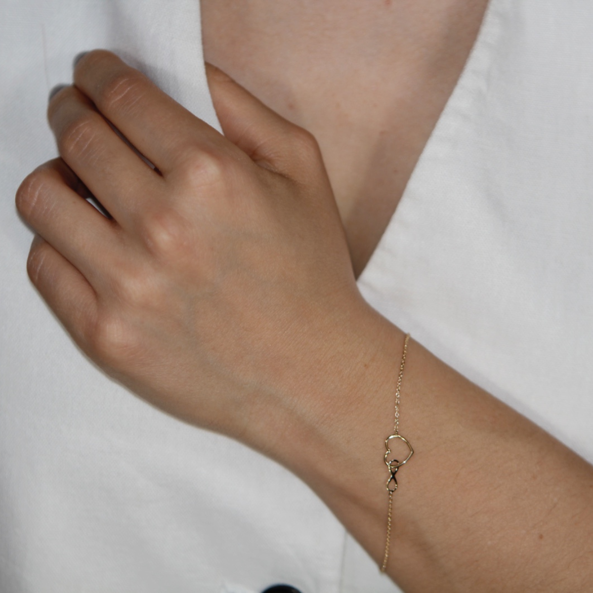 Pulsera corazón infinito de oro 10k de mujer. Incluye certificado y caja de regalo de la joyería.
