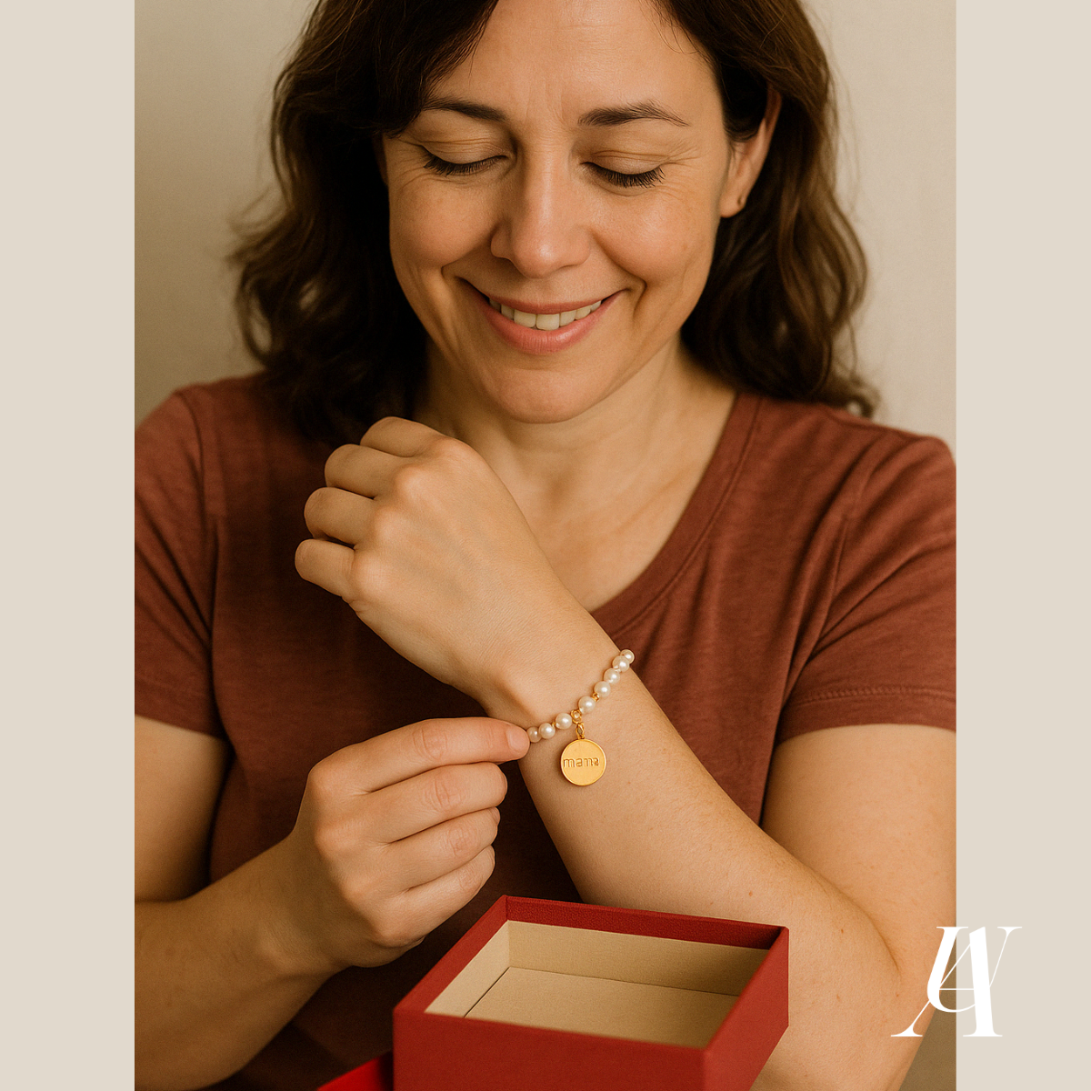 Pulsera Mamá Perlas Dije 'Mamá' Chapada en Oro Mujer