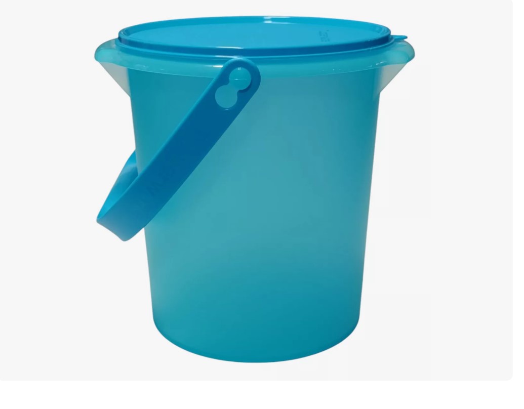 CUBETON EASY GO AZUL CIELO FUERTE CON TAPA HERMETICO Y AZA DE 8.5L
