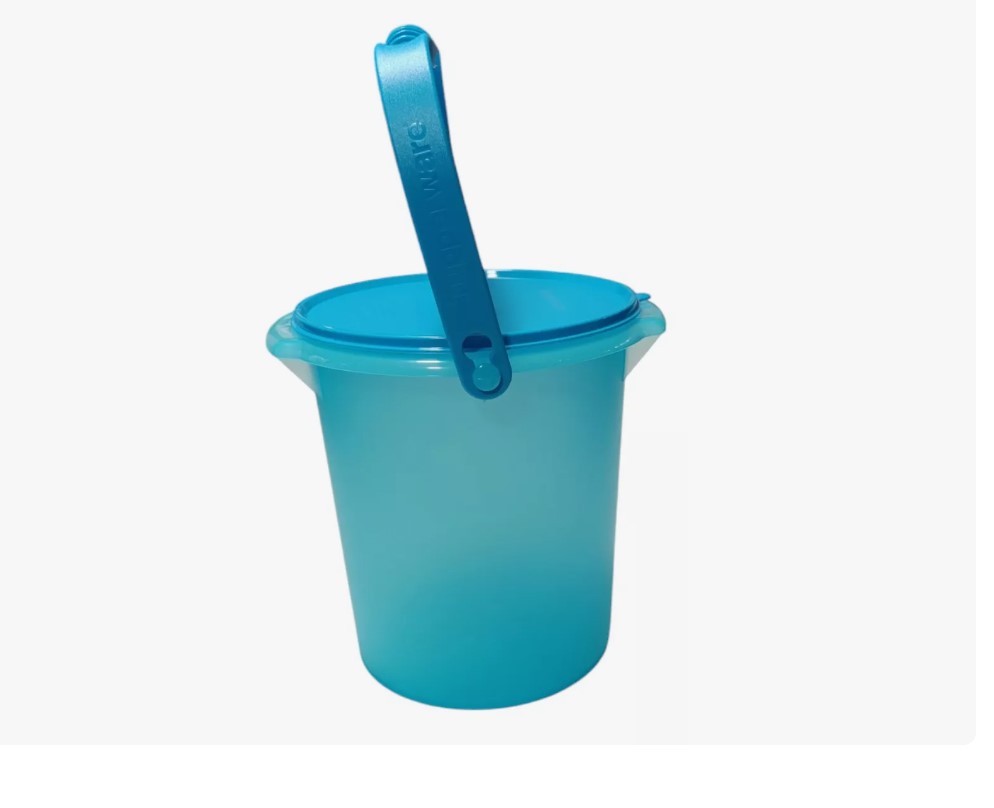 CUBETON EASY GO AZUL CIELO FUERTE CON TAPA HERMETICO Y AZA DE 8.5L
