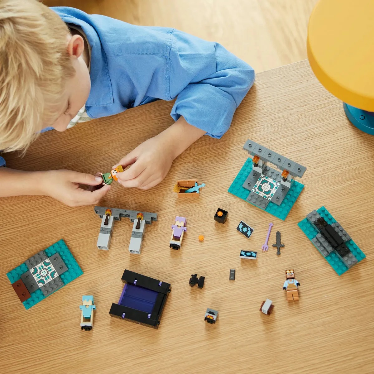 LEGO® Minecraft® La Armería 21252; juguete para niños 7+; Contiene minifiguras de los personajes Minecraft® Alex y el armero