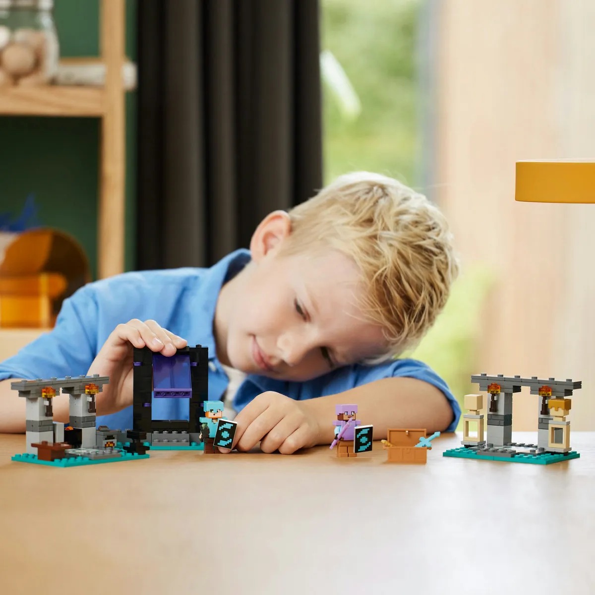 LEGO® Minecraft® La Armería 21252; juguete para niños 7+; Contiene minifiguras de los personajes Minecraft® Alex y el armero