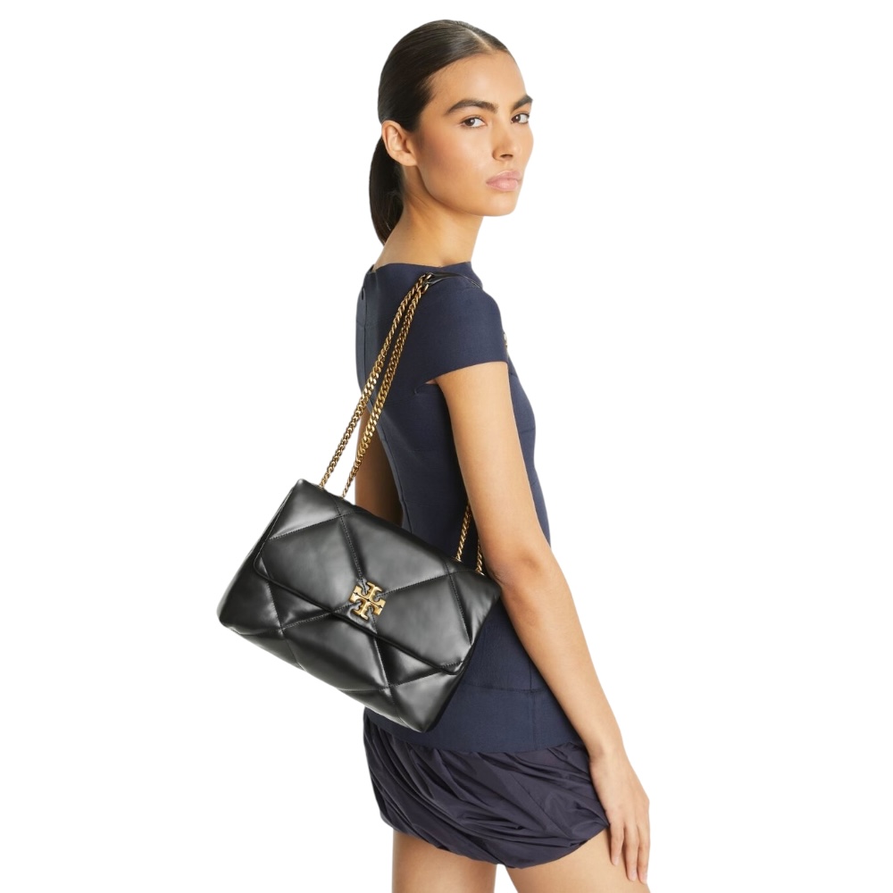Bolsa Crossbody Tory Burch color negro con doble asa dorada ajustable