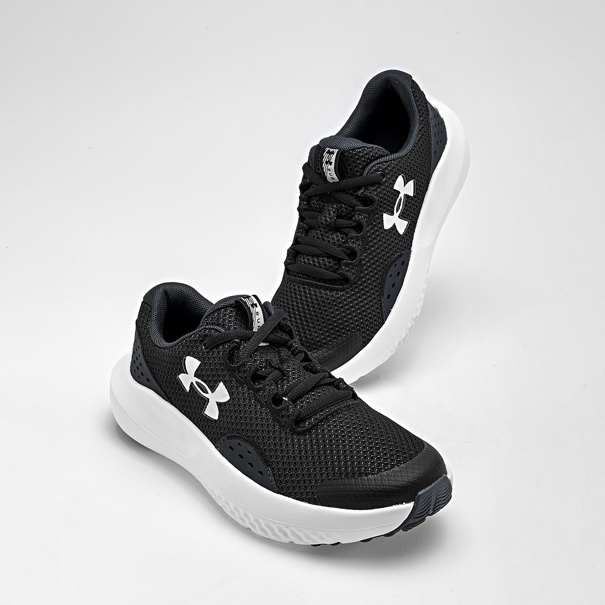 UNDER ARMOUR UA BGS Surge 4 TENIS MUJER DEPORTIVO COLOR NEGRO