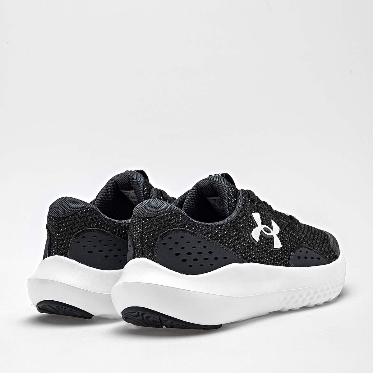 UNDER ARMOUR UA BGS Surge 4 TENIS MUJER DEPORTIVO COLOR NEGRO