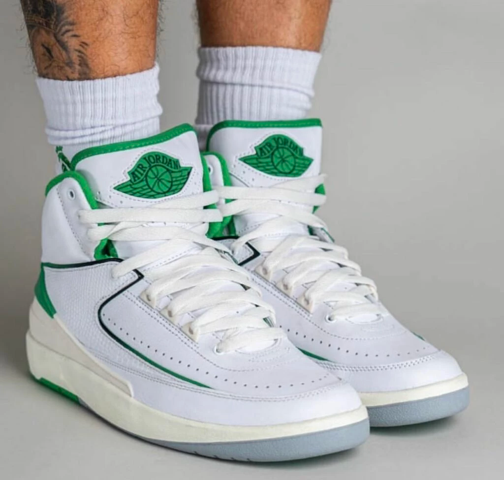TENIS AIR JORDAN 2 RETRO BLANCO CON VERDE PARA HOMBRE TALLA 27.5 CM 