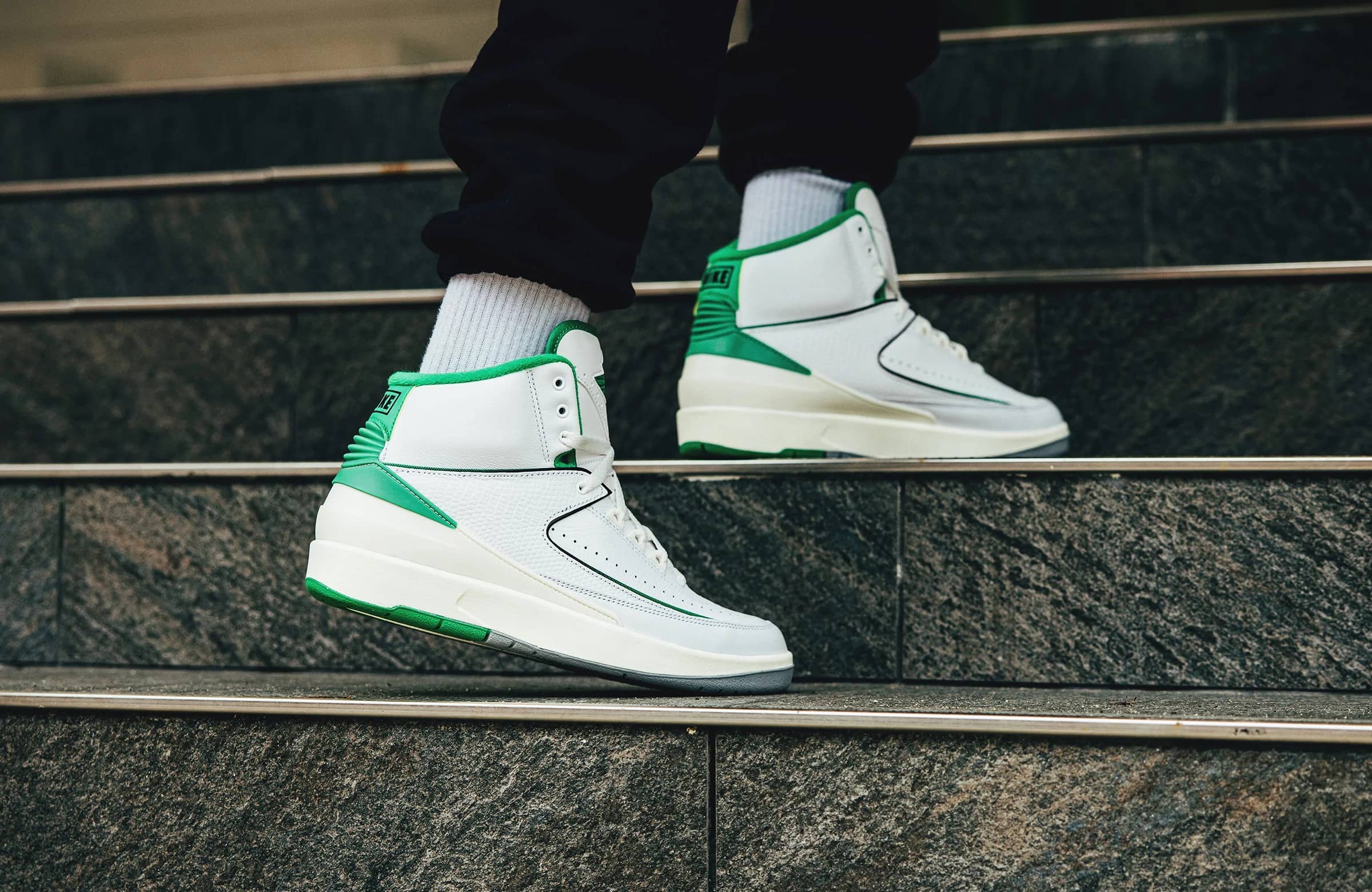 TENIS AIR JORDAN 2 RETRO BLANCO CON VERDE PARA HOMBRE TALLA 27.5 CM 